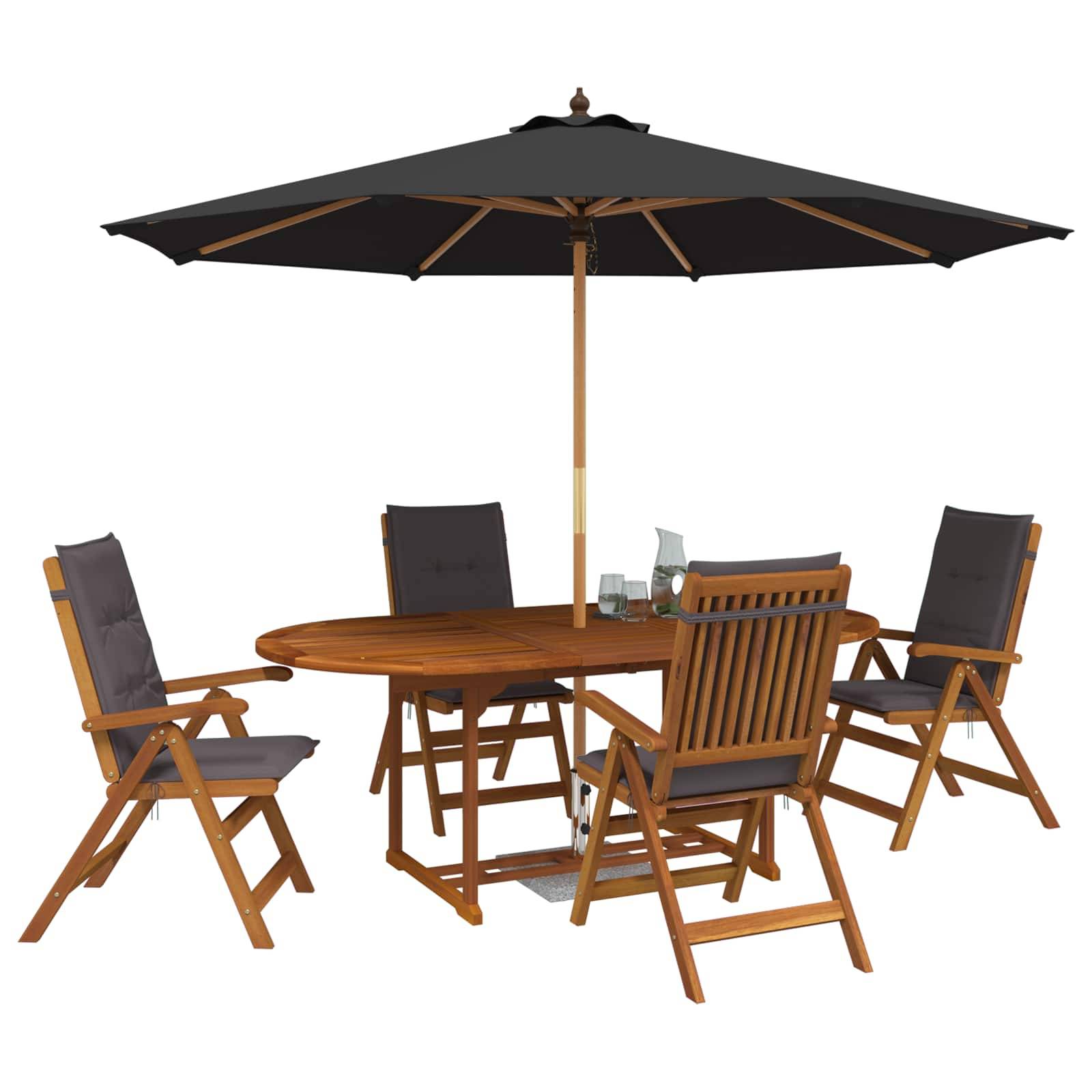 Esszimmer-Set für die Terrasse mit Holztisch, vier gepolsterten Klappstühlen und einem großen schwarzen Schirm.