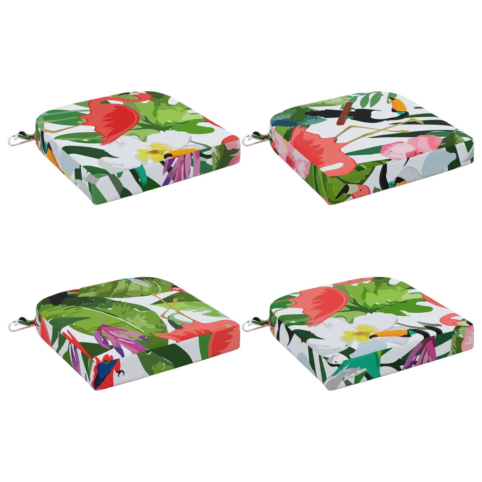 Vier quadratische Sitzkissen mit farbenfrohen tropischen Blatt- und Blumenmotiven, dargestellt in einer 2x2-Anordnung auf weißem Hintergrund.