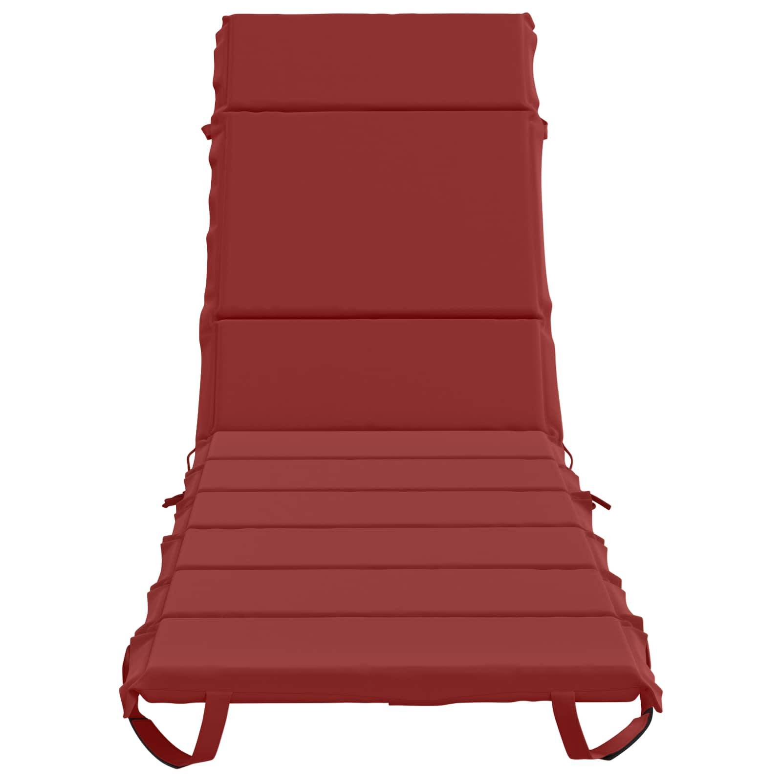 Roter gepolsterter Relaxsessel mit gepolsterter Rückenlehne und Sitzfläche, Vorderansicht auf weißem Hintergrund.