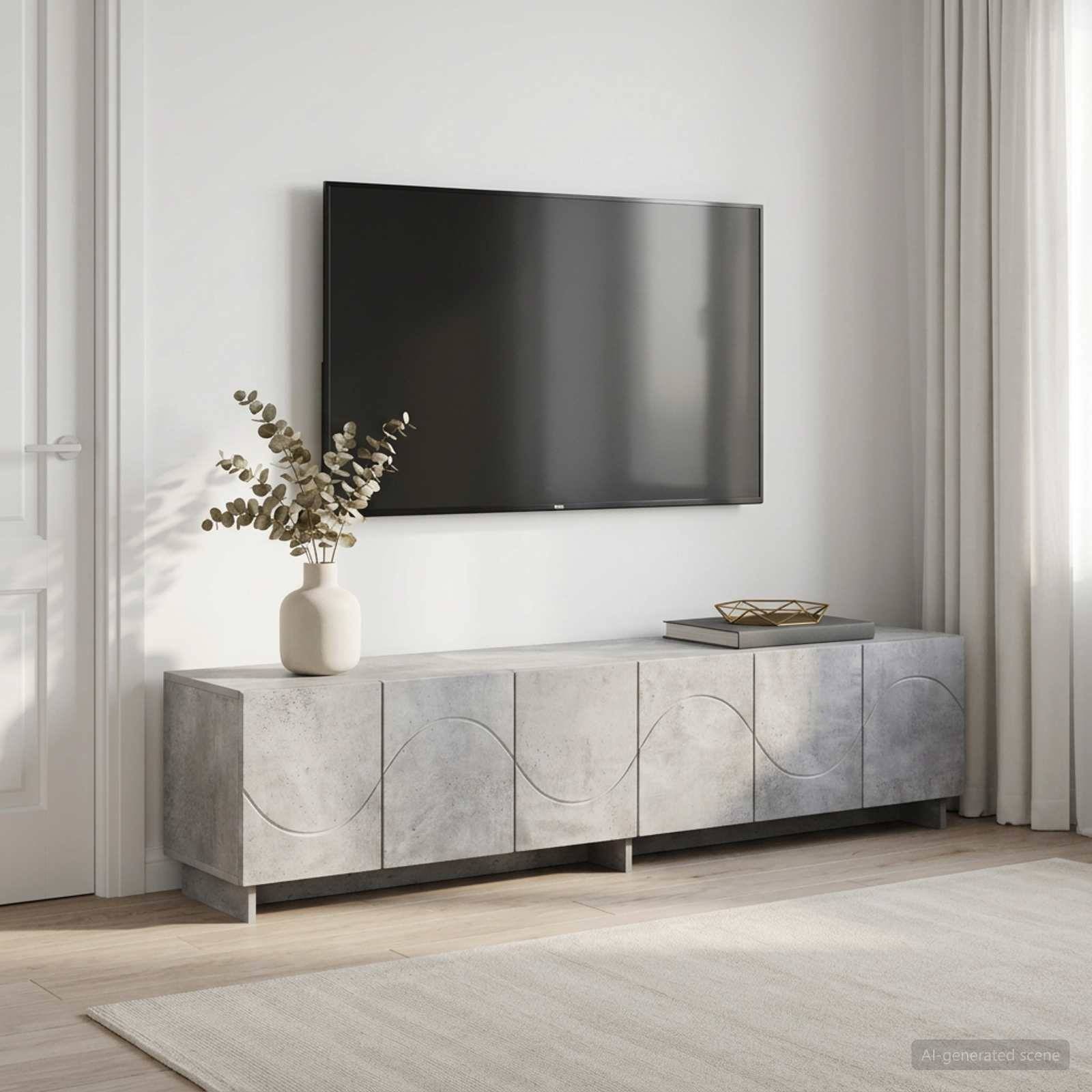 Modernes Wohnzimmer mit wandmontiertem Flachbildfernseher über einem langen grauen Schrank, oben darauf eine Vase mit Grünpflanzen und ein Tablett.