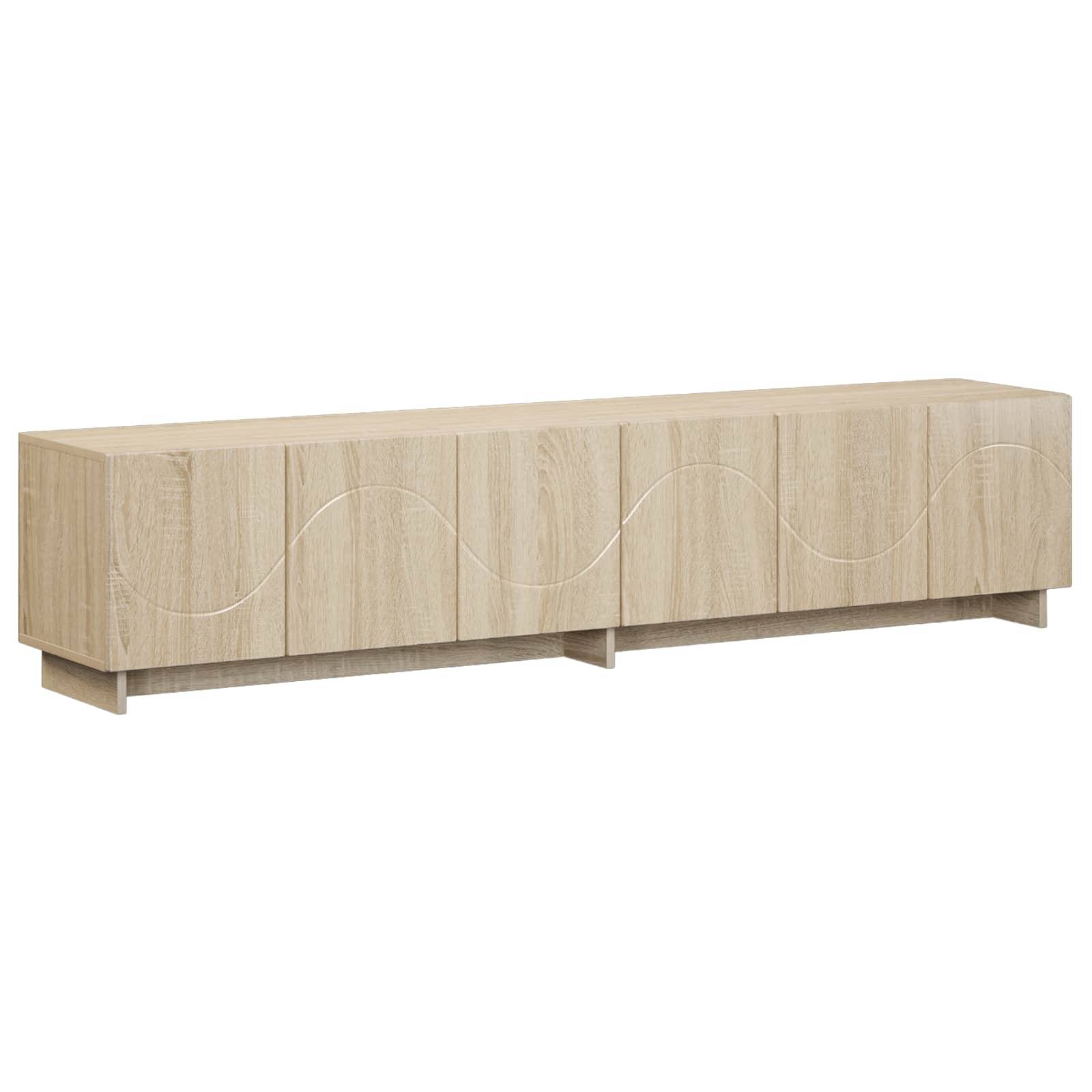 Langes, helles Holz-Sideboard mit vier Fronttüren und wellenförmigem Schnitzdekor, auf weißem Hintergrund dargestellt.