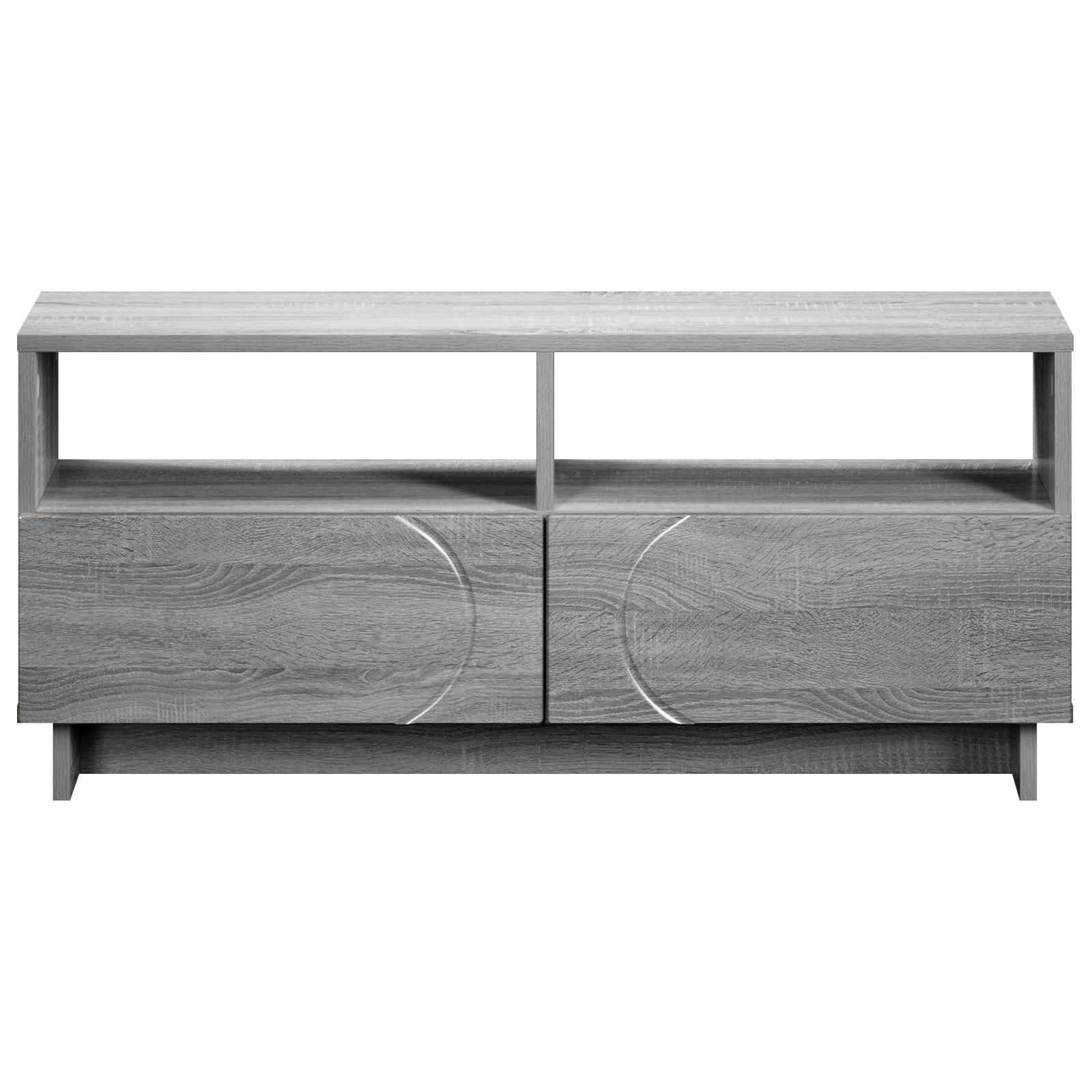 Grauer Holz-Fernsehtisch mit zwei offenen Regalen und zwei gebogenen Schrankfronten auf weißem Hintergrund.
