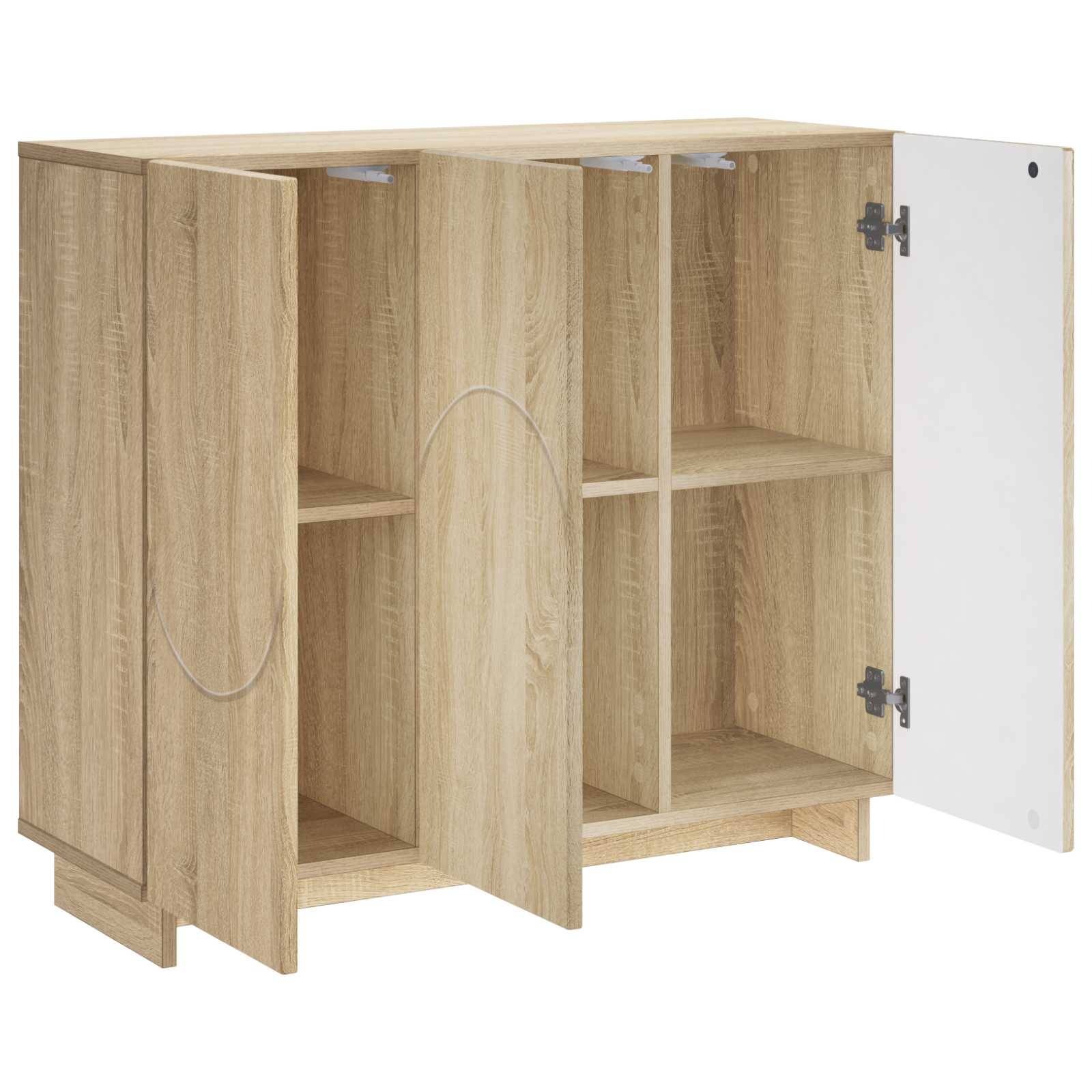 Helles Holzschrank mit drei Türen, eine offen, um leere Regale zu zeigen, und verschiebbares weißes Innentürpaneel.