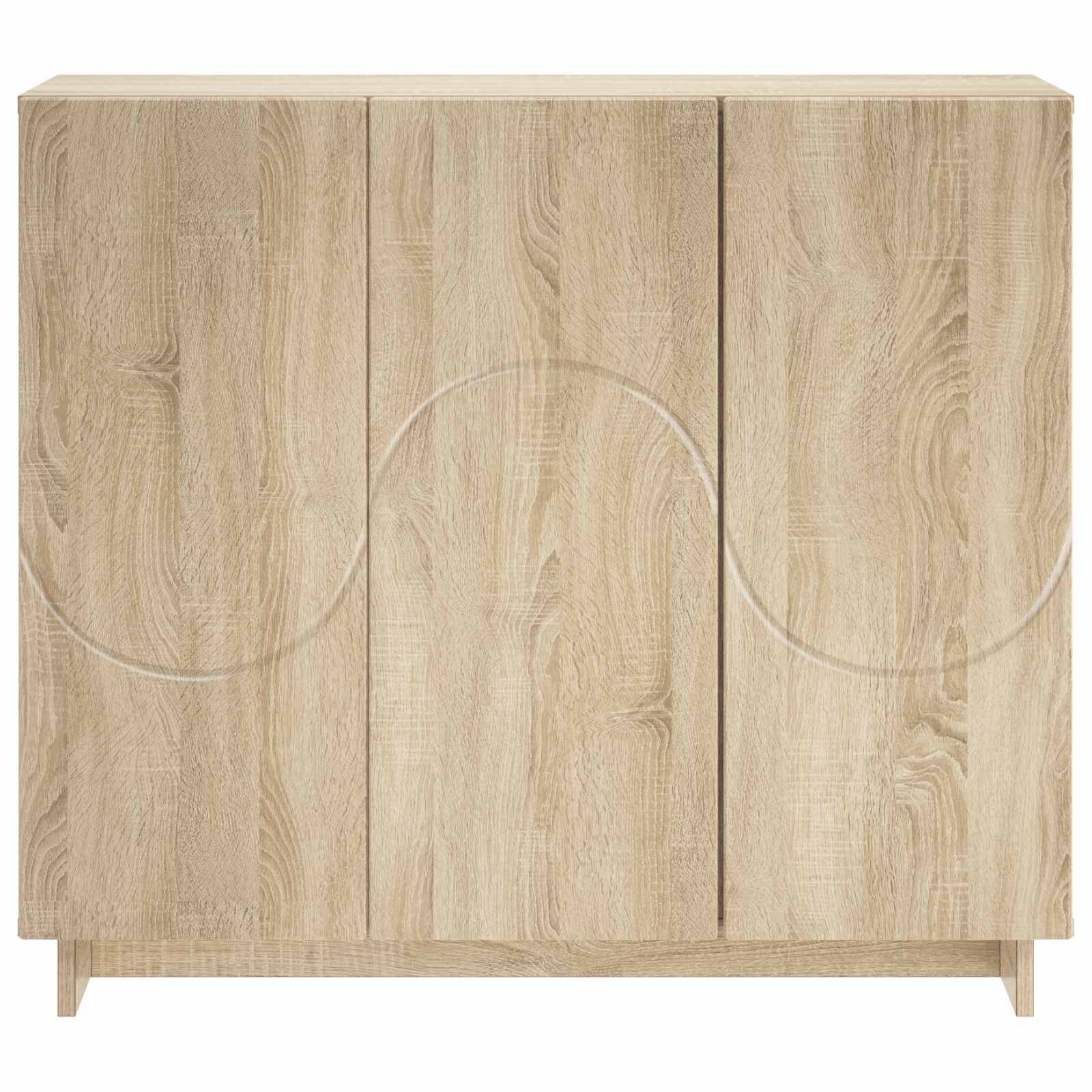 Helles Holzschrank mit drei Türen, gekrümmten geschnitzten Paneldetails und kurzen Beinen auf weißem Hintergrund.