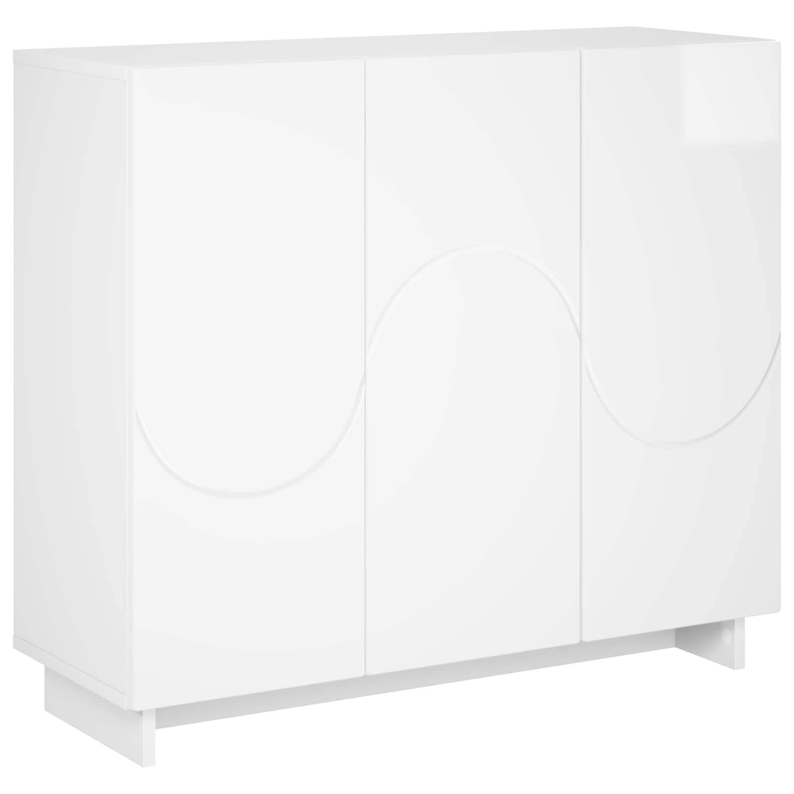 Weißer dreitüriger Schrank mit gewölbten vertieften Frontpanelen und kurzen schrägen Beinen auf einfachem Hintergrund.
