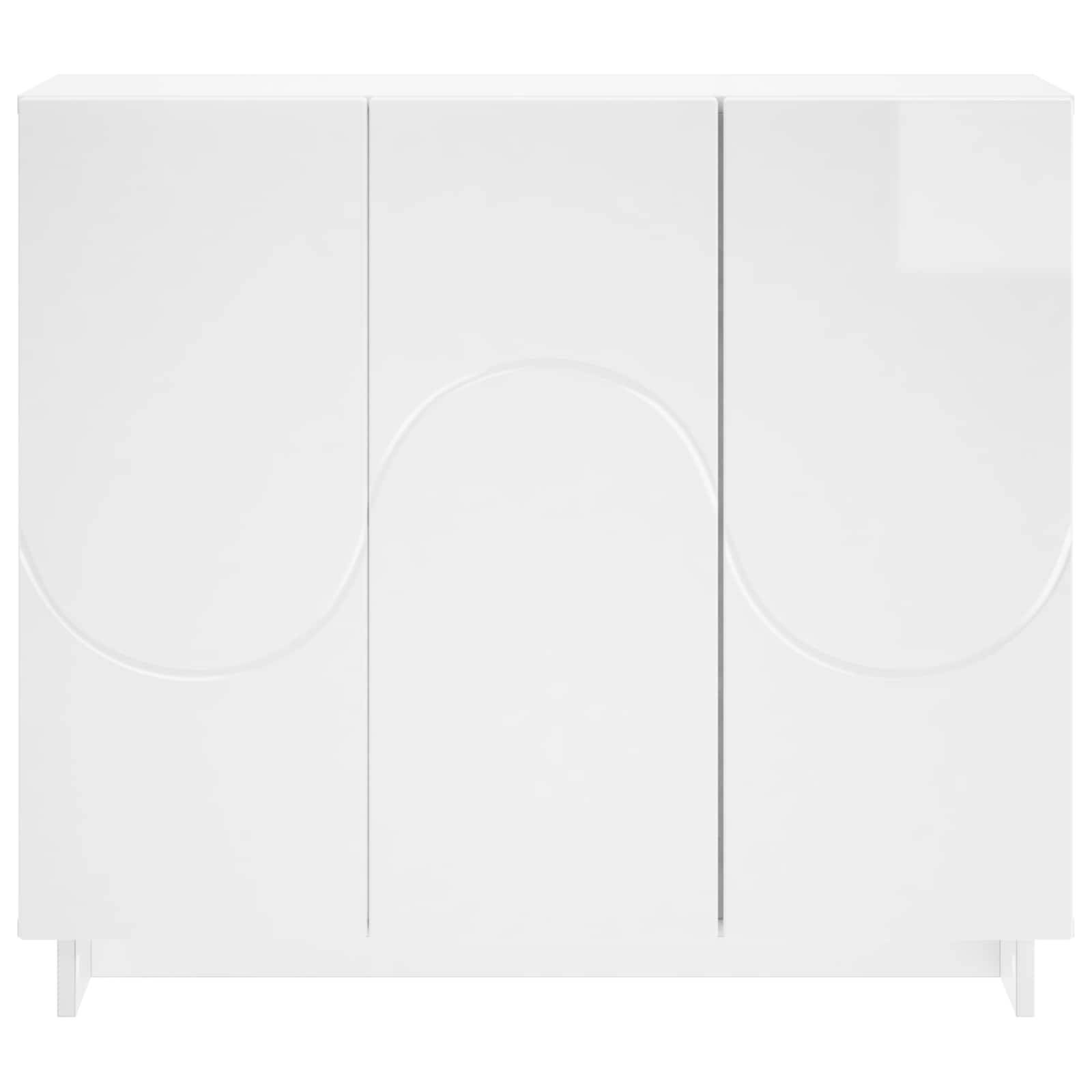 Weißer dreitüriger Schrank mit minimalistischen geschwungenen Paneeldetails und kurzen Beinen, frontal vor neutralem Hintergrund dargestellt.