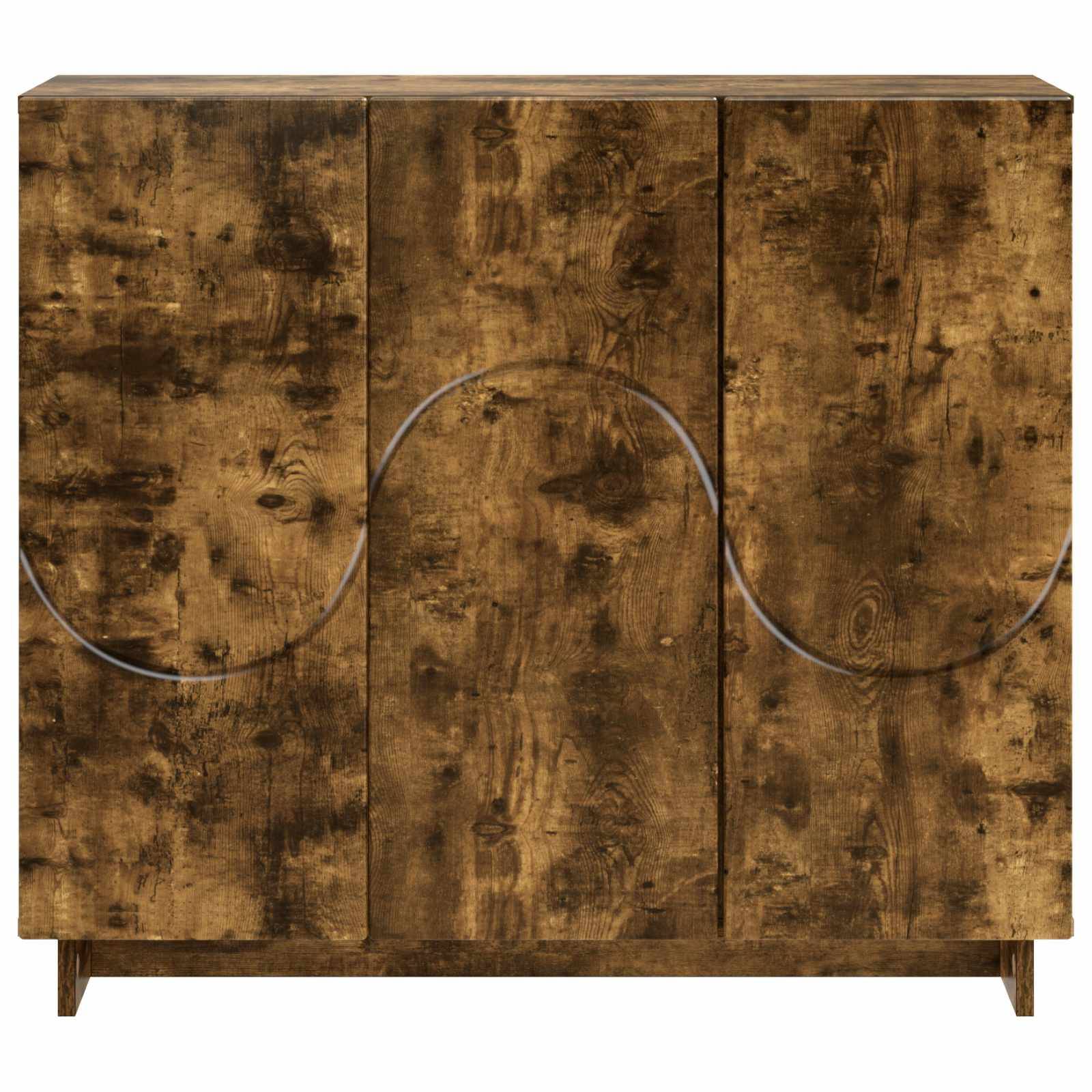 Rustikaler Holzschrank mit drei Türen, jede mit einer gebogenen Metallverzierung versehen, auf kurzen Beinen vor weißem Hintergrund.