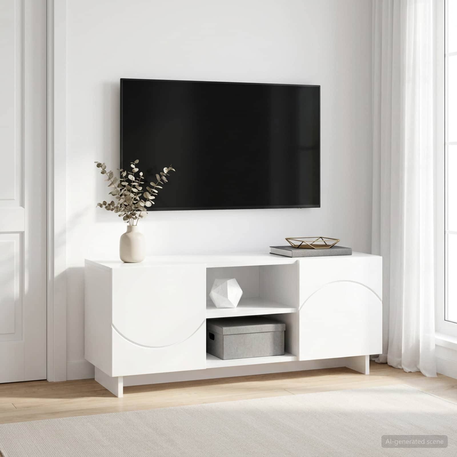 Minimalistisches weißes Wohnzimmer mit an der Wand montiertem Fernseher über einem weißen Schrank, dekoriert mit einer Vase, Büchern und einer Aufbewahrungsbox in der Nähe eines hellen Fensters.