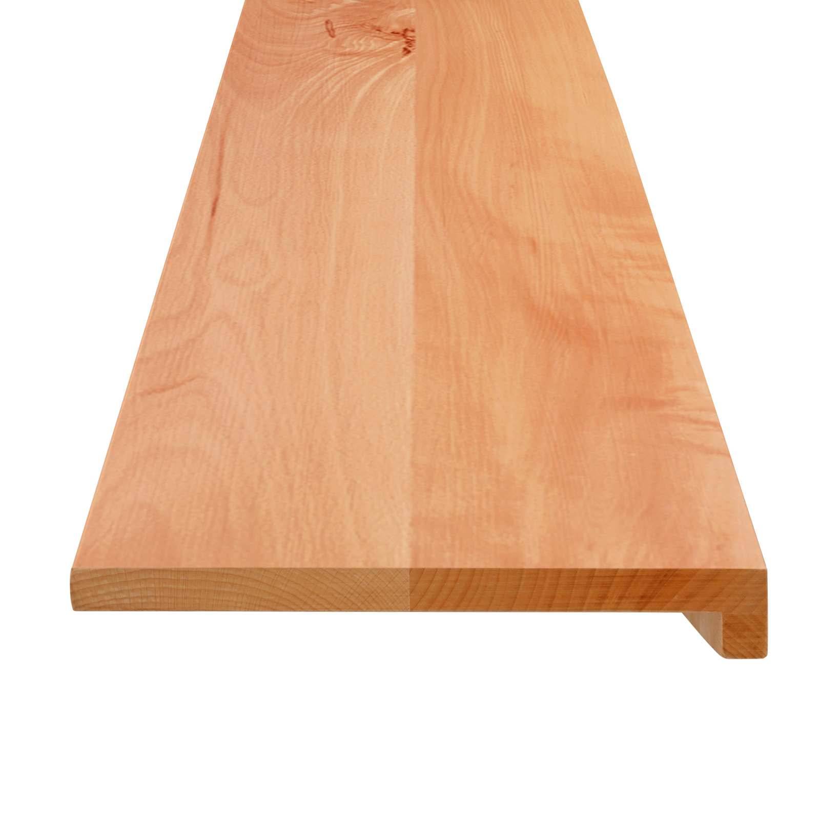 Nahaufnahme einer Holztreppenstufe mit abgerundeter Vorderkante und sichtbarer Holzmaserung auf weißem Hintergrund.