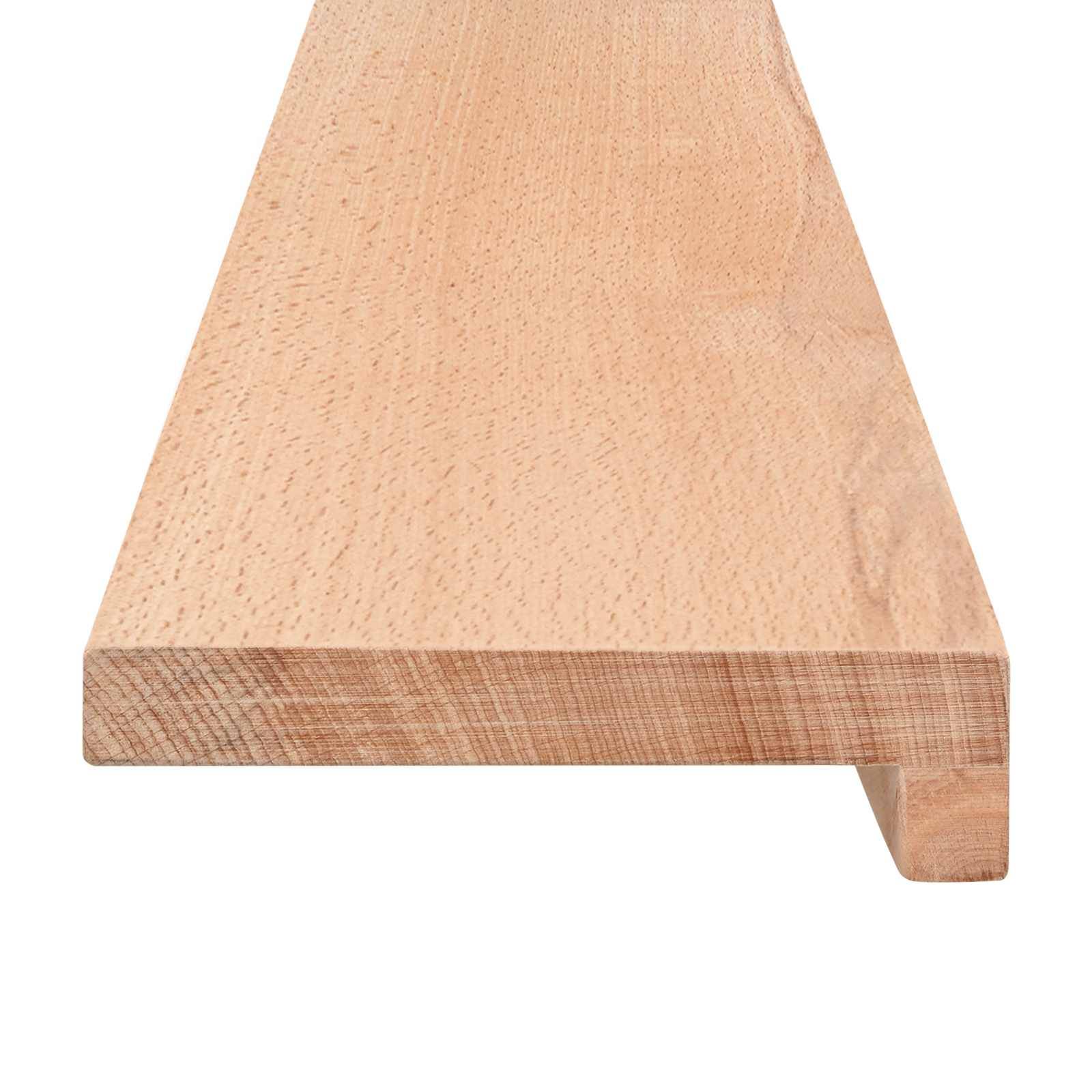 Nahaufnahme einer hellholzfarbenen Treppenstufe oder Diele mit abgerundeter Vorderkante und sichtbarer Holzmaserung vor weißem Hintergrund.