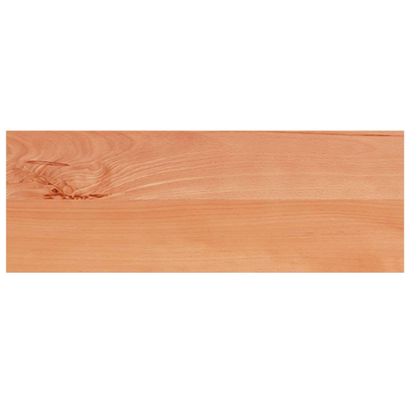 Nahaufnahme einer hellbraunen Holzbohle mit sichtbarer Maserung und einem Ast auf der linken Seite.