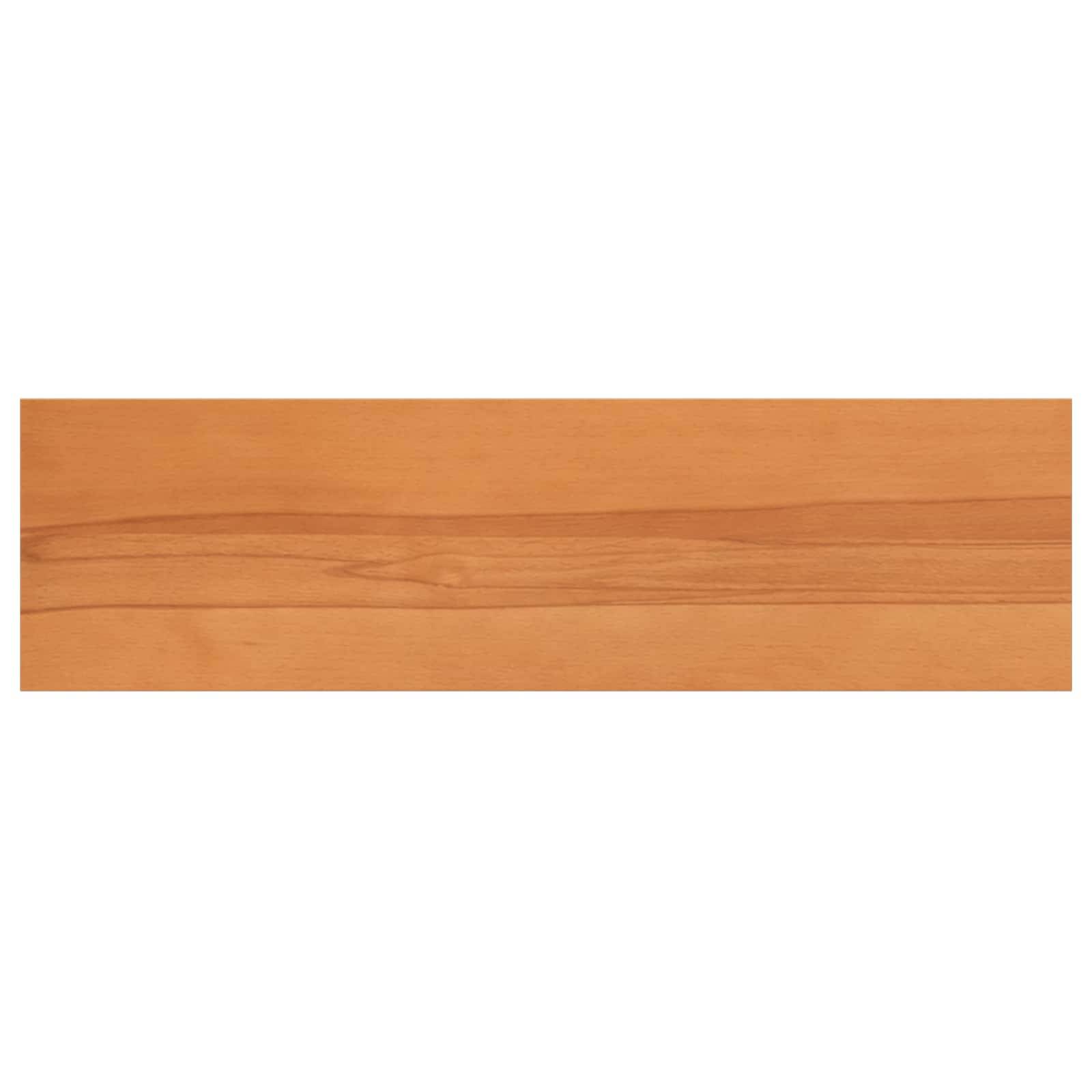 Ein einfaches, horizontales Holzbrett mit hellem orange-braunem Muster auf weißem Hintergrund.