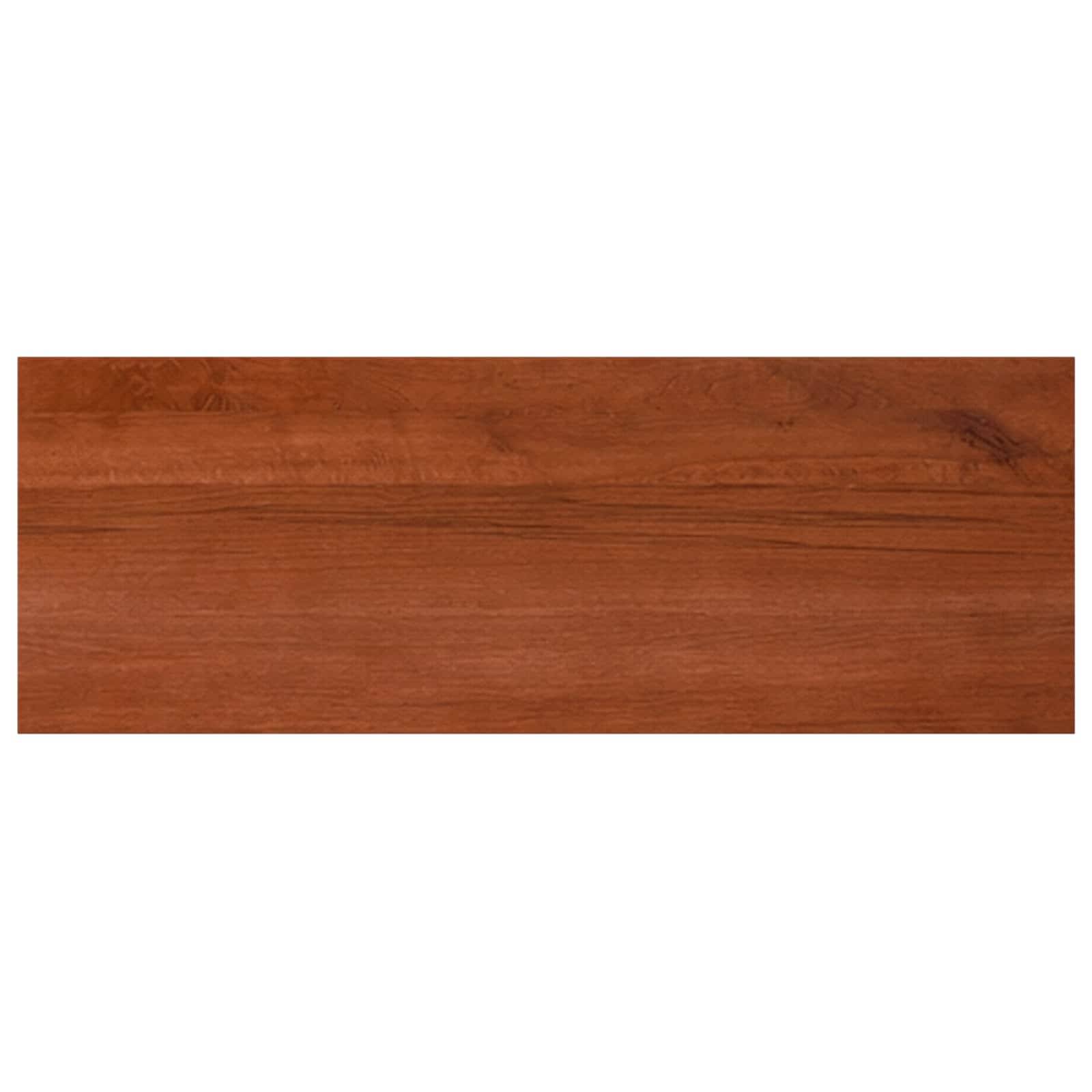 Holzbrett oder Planke mit rötlich-brauner Maserung auf weißem Hintergrund, horizontal angeordnet.