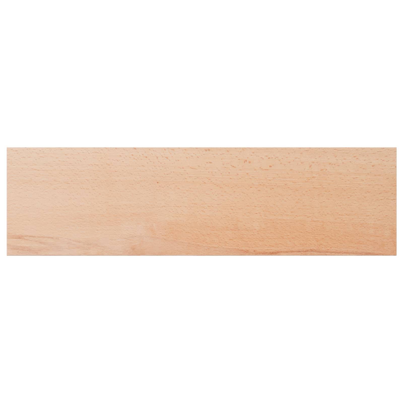 Ein einfaches rechteckiges Holzbrett mit einer hellen natürlichen Oberfläche auf weißem Hintergrund.