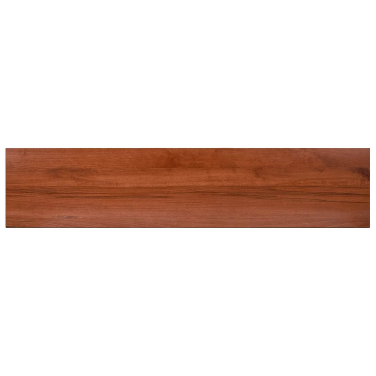 Eine lange horizontale Holzplanke mit einer rötlich-braunen Maserung auf weißem Hintergrund.
