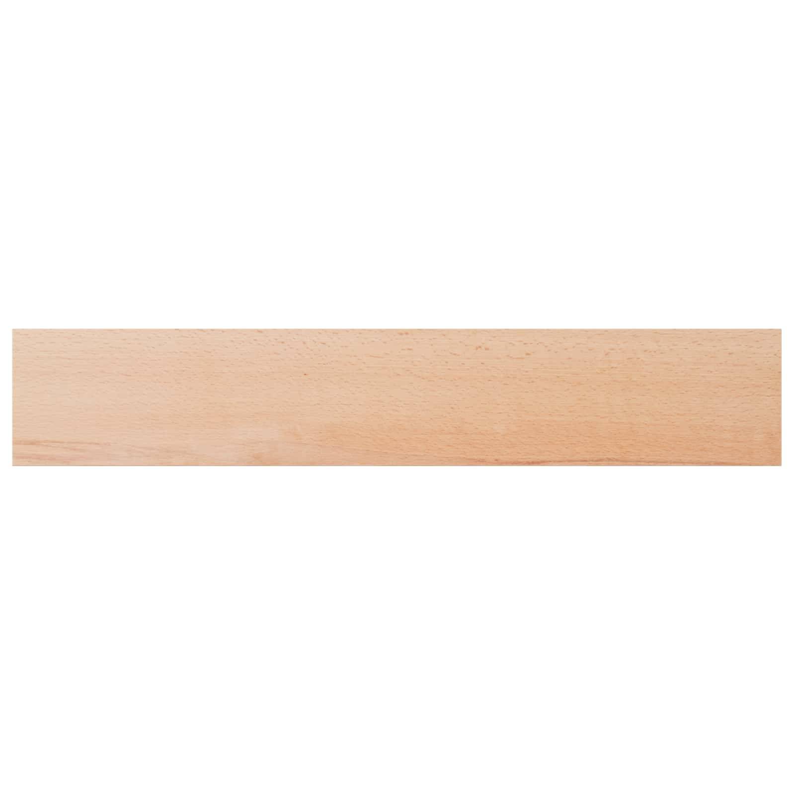 Eine ebene horizontale helle Holzplanke auf weißem Hintergrund.