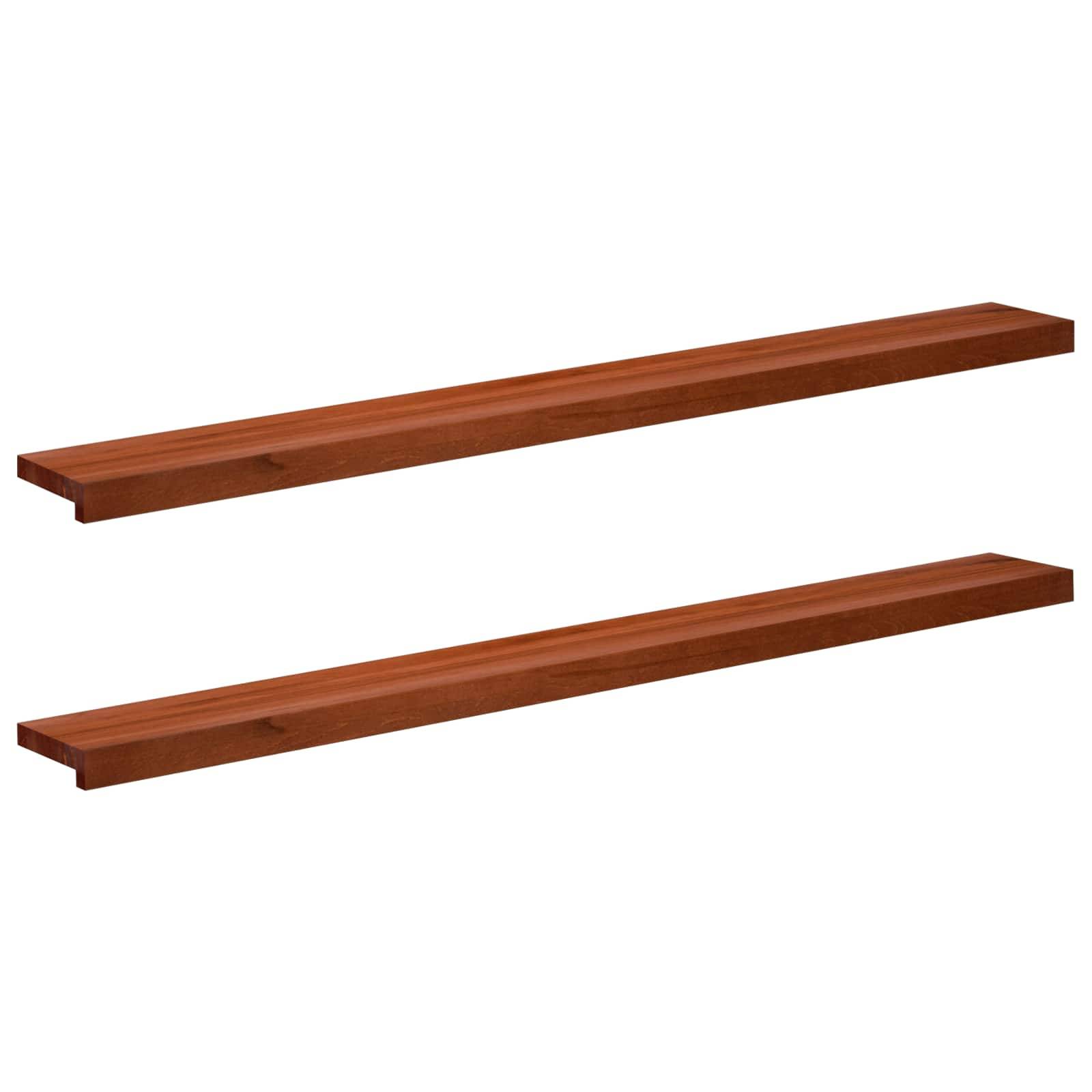 Zwei lange rötlich-braune Holzbretter horizontal auf weißem Hintergrund angeordnet.