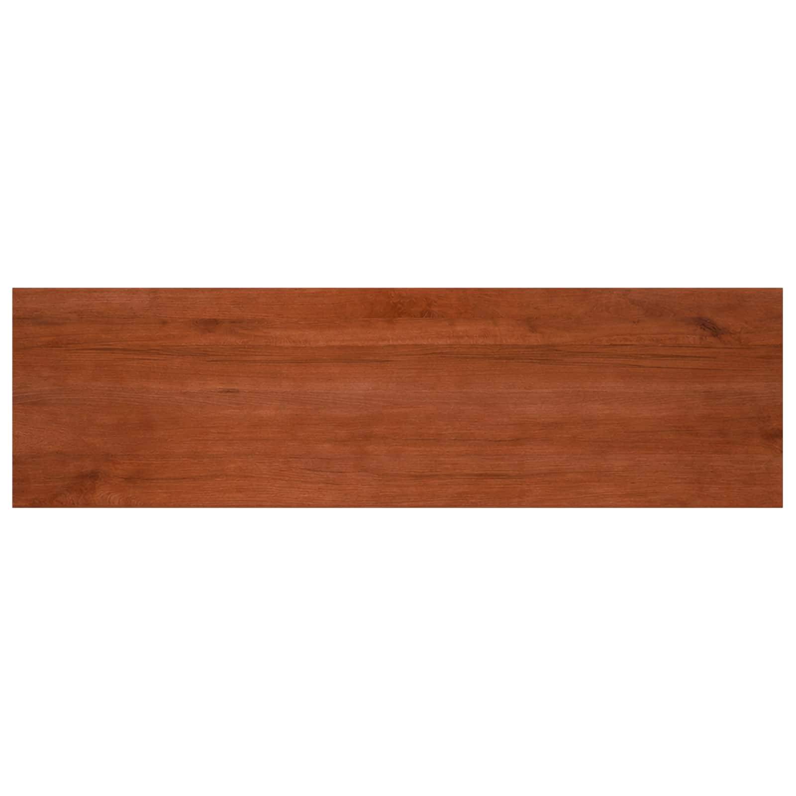 Ein langes, rechteckiges braunes Holzbrett oder eine Holzplanke mit sichtbarer Maserung, zentriert auf einem schlichten weißen Hintergrund.