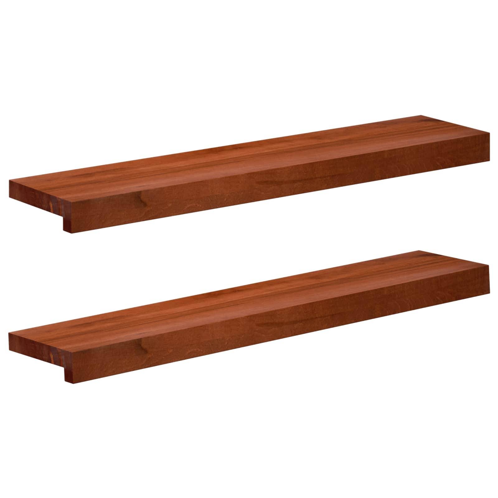 Zwei lange Holzbretter, jedes mit einem gekerbtem Ende, isoliert auf weißem Hintergrund dargestellt.