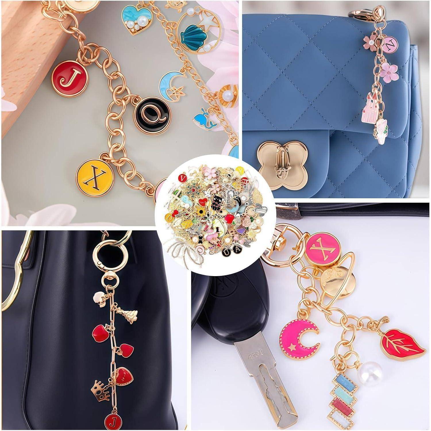Collage aus dekorativen Taschenanhängern und beschrifteten Schlüsselanhängern an Handtaschen, mit goldenen Ketten, farbigen Anhängern und einer Zusammenstellung von austauschbaren Charms.