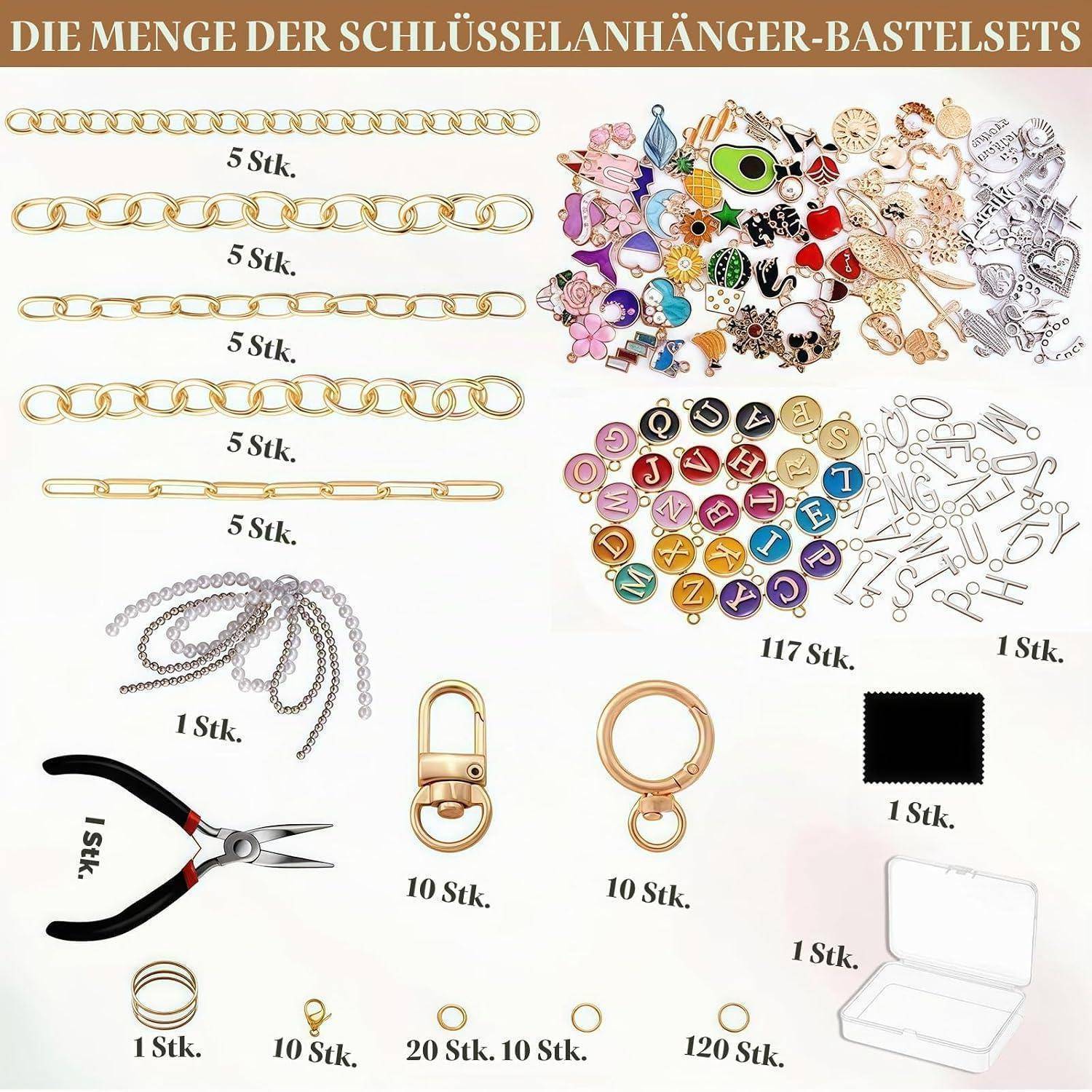 Collage, das die Inhalte eines Schlüsselanhänger-Bastelsets mit gekennzeichneten Mengen zeigt: Ketten, Anhänger, Buchstaben- und Zahlenscheiben, Ringe, Clips, Zangen, leere Tags und Aufbewahrungsbox.