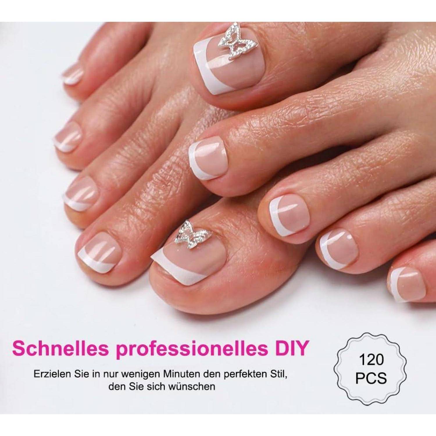 Nahaufnahme von Füßen mit französischer Pediküre und Strass-Zehenverzierungen; deutscher Anzeigentext darunter lautet „Schnelles professionelles DIY