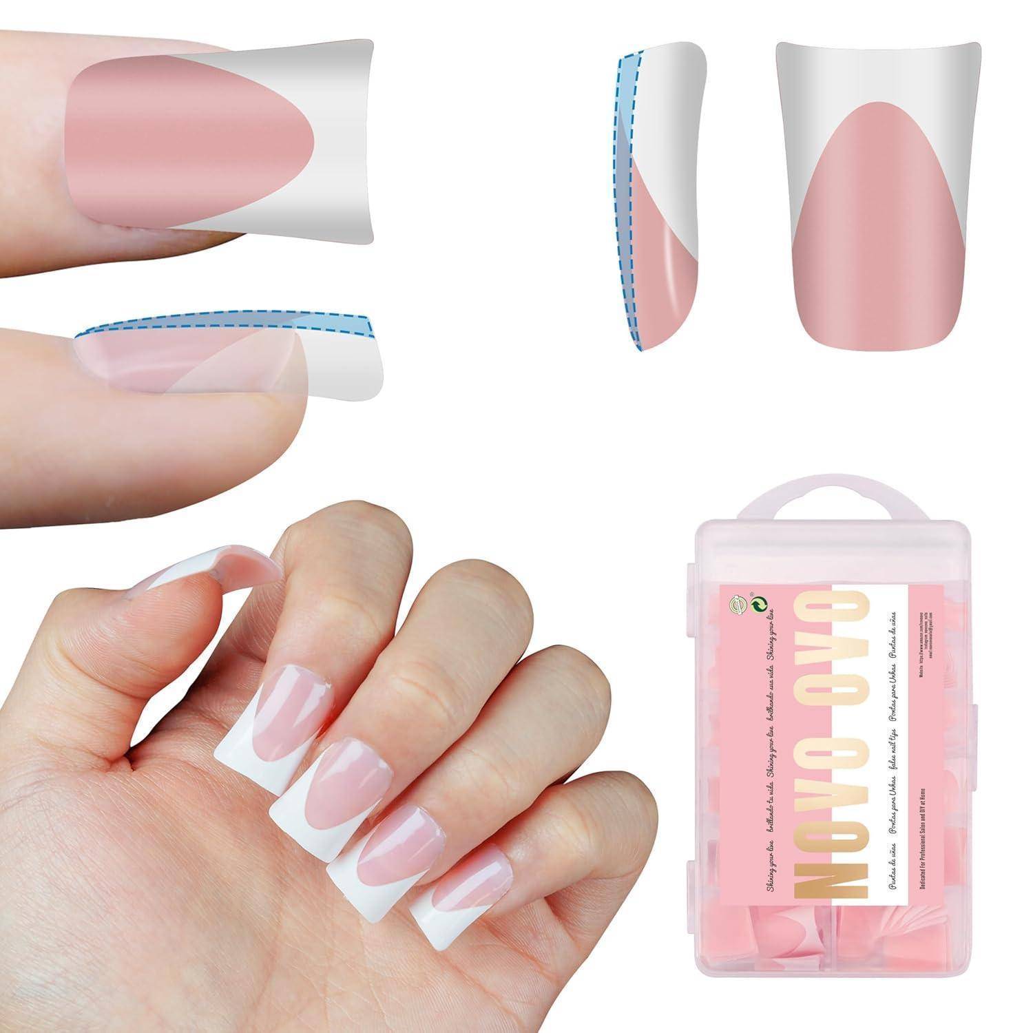 Hände, die lange rosa-weiße französische künstliche Nägel anbringen, mit Nagelspitzenstücken und einem durchsichtigen „NUVO NUVO