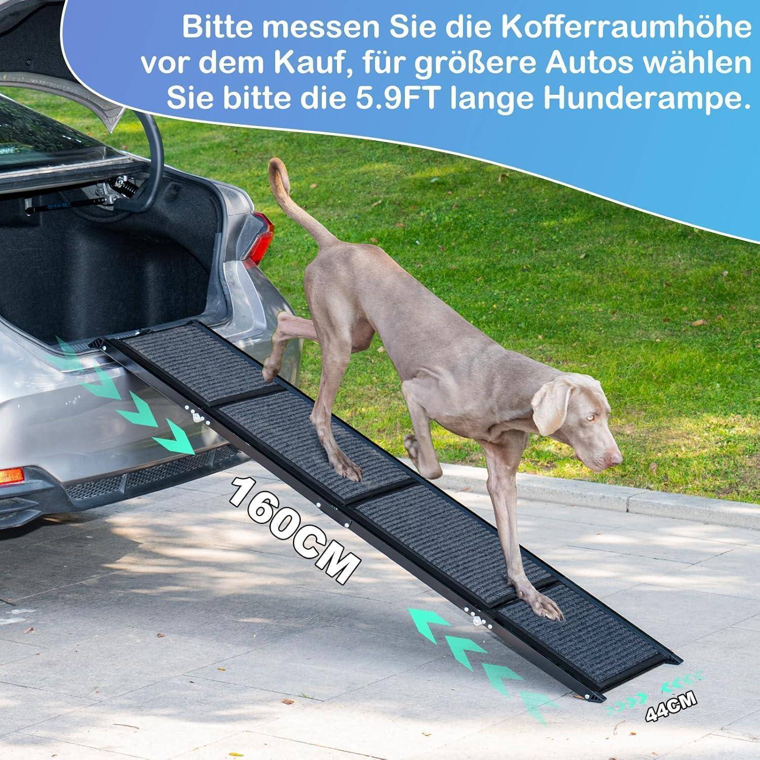 Hund, der eine klappbare Kofferraumrampe für Autos nutzt; Der Text besagt, dass man die Kofferraumhöhe vor dem Kauf messen sollte und die 5,9 Fuß lange Hunderampe für größere Autos wählen sollte.