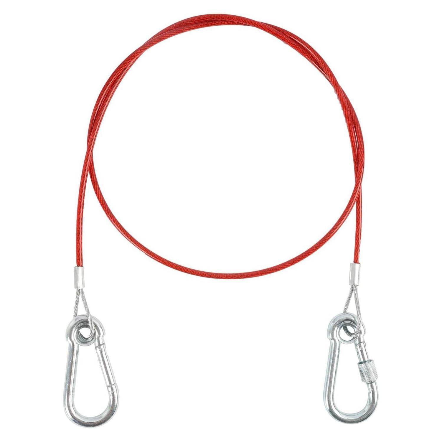 Rotes Stahlseil mit Metallkarabinerhaken an beiden Enden, zu einer Schleife aufgerollt auf weißem Hintergrund.