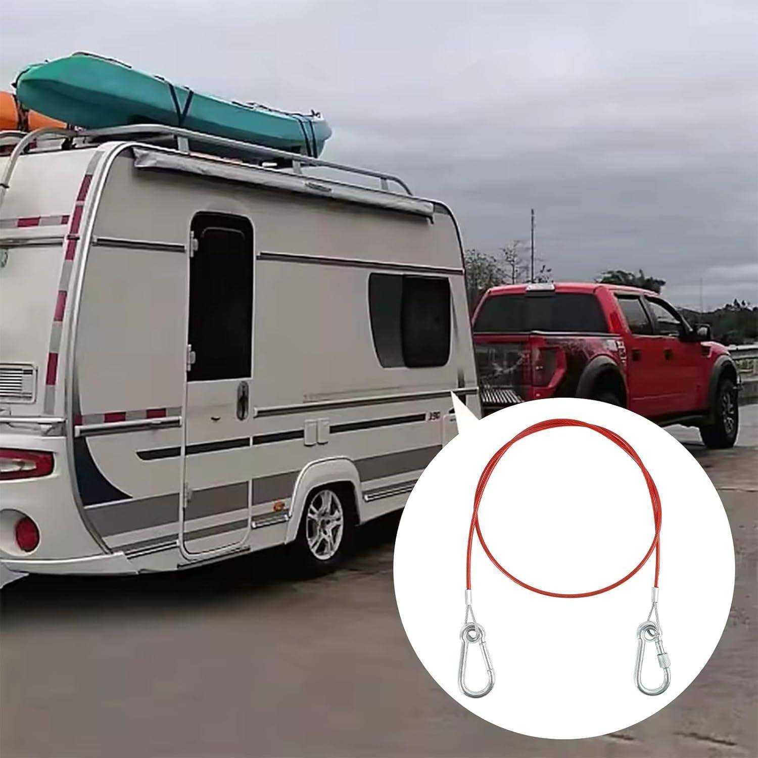 Weißer Wohnwagen mit einem Kayak auf dem Dach, das von einem roten Pickup gezogen wird, mit einer Detailaufnahme eines roten Sicherungskabels mit zwei Metallclips.