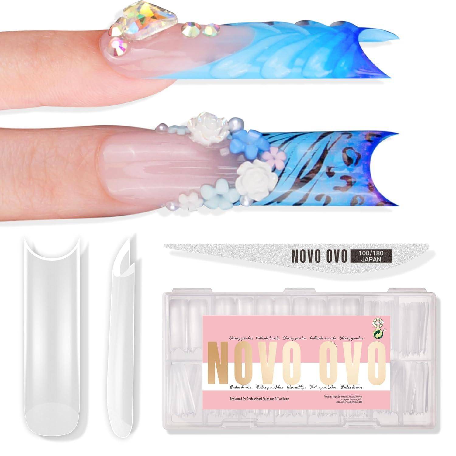 Nagelkunst-Display mit zwei dekorier­ten langen Nägeln mit blauen Blumen- und Strass-Designs, plus transparente Nagelspitzen und eine „NOVO OVO
