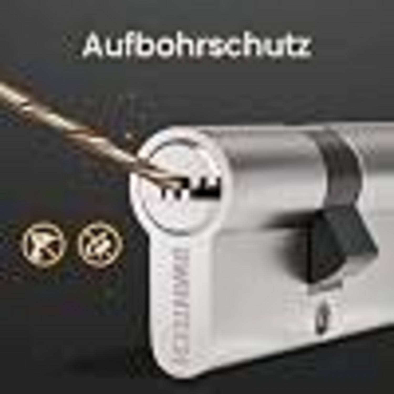 Nahaufnahme eines Zylinderschlosses mit einem Bohrer, der versucht, es zu durchdringen, gekennzeichnet mit „Aufbohrschutz