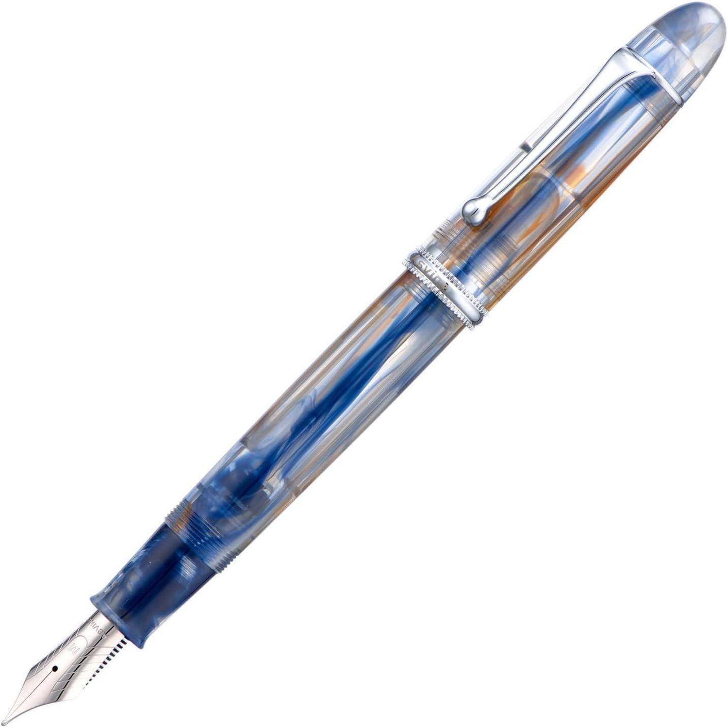 Blauer durchscheinender Füllhalter mit silberner Feder und Kappe, diagonal auf weißem Hintergrund dargestellt.