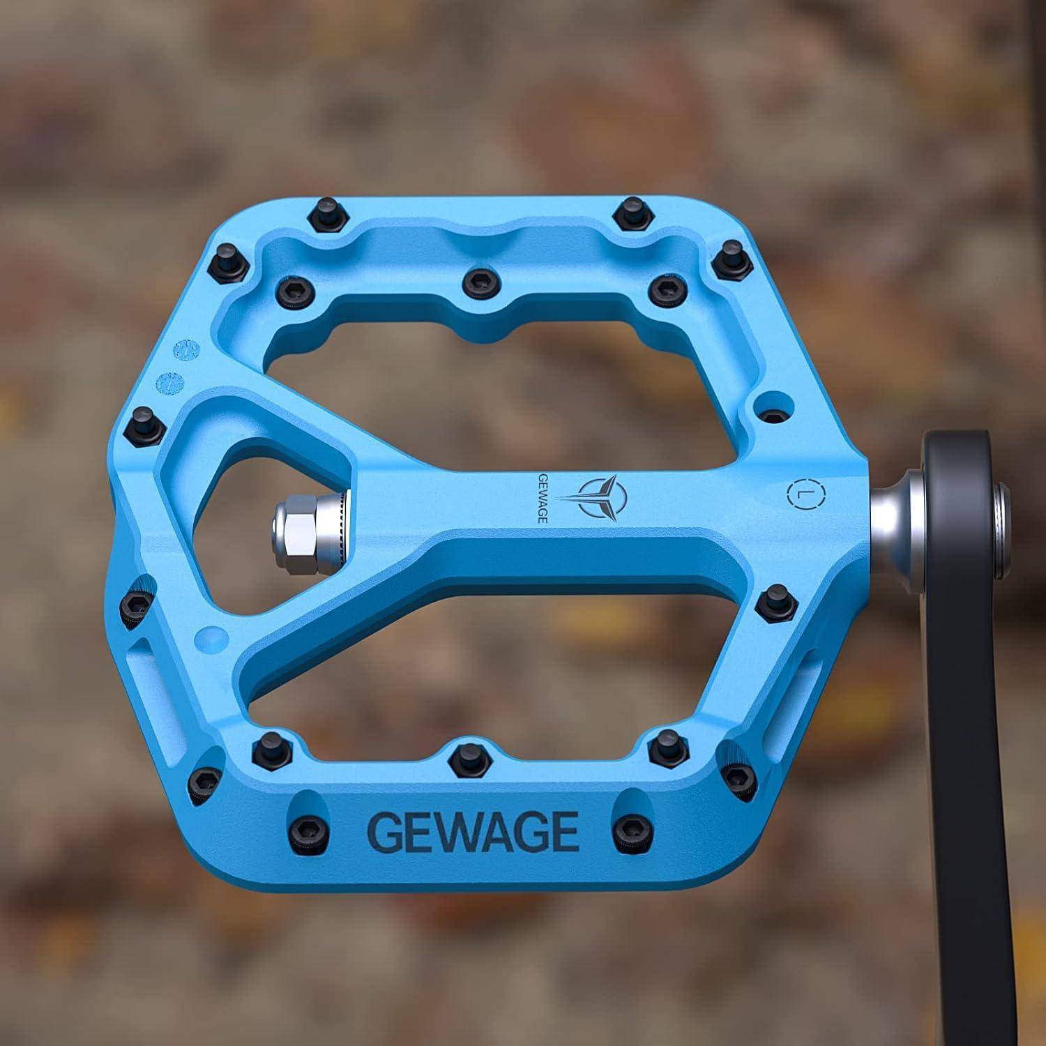 Blaues GEWAGE-Fahrradpedal in Großaufnahme, mit metallischem Achsbolzen und schwarzen Schrauben auf unscharfem Hintergrund.