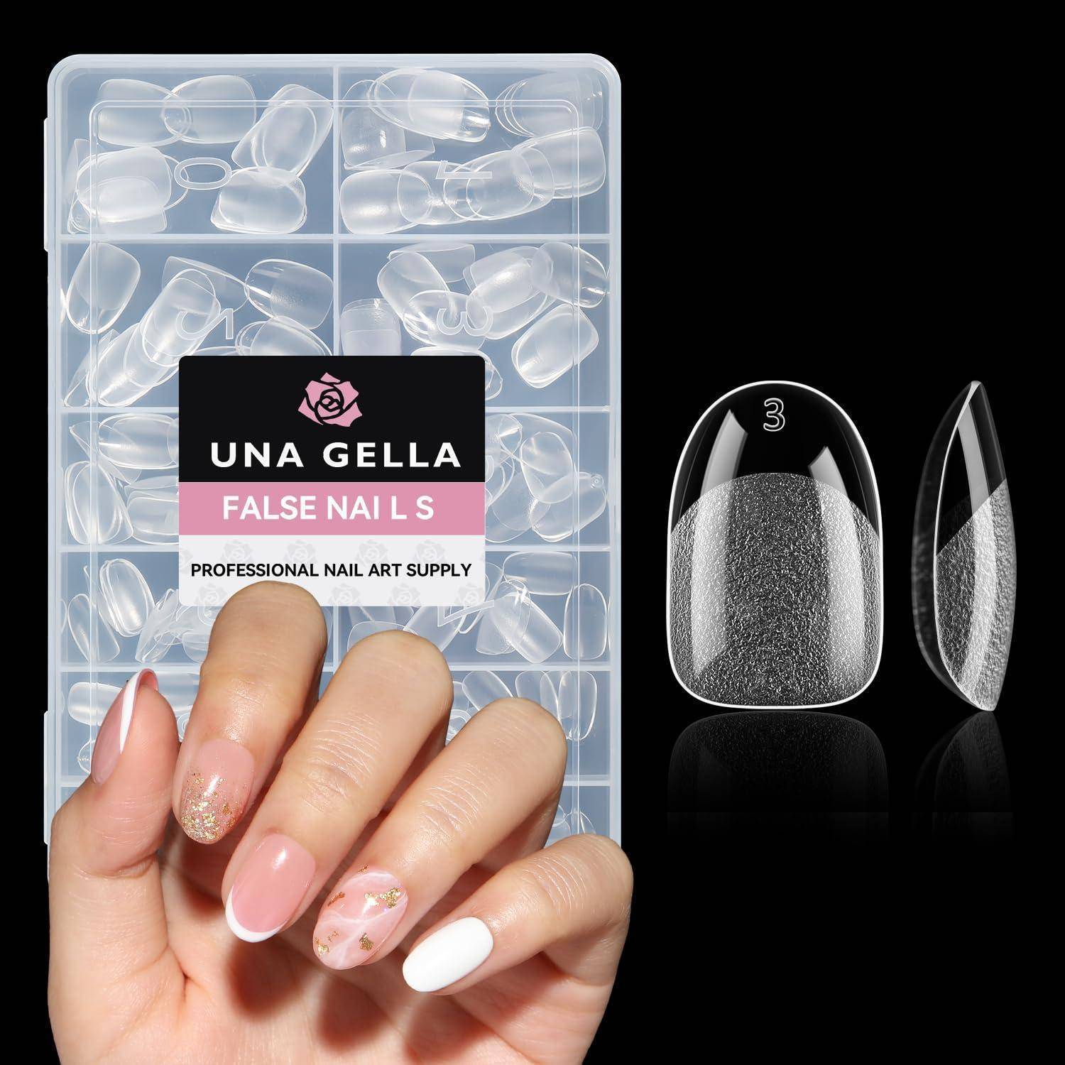 Hand mit dekorierten künstlichen Nägeln neben einem UNA GELLA Kunstnägel-Set und beispielhafte Nagelspitzen auf schwarzem Hintergrund.