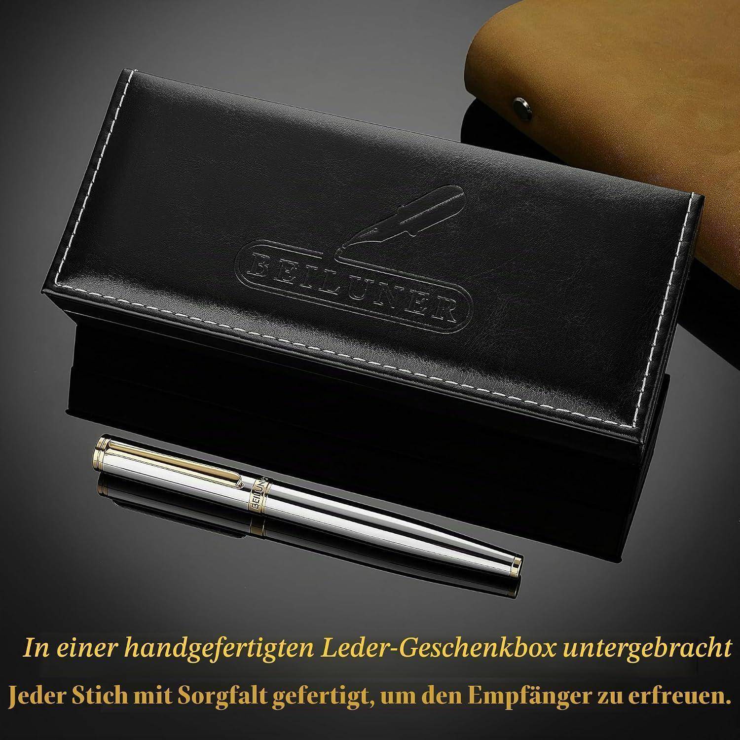 Schwarze Ledergeschenkbox mit geprägtem Logo und silbernem Stift auf dunklem Hintergrund, mit deutschem Werbetexte über handgefertigte Ledergeschenkverpackungen.