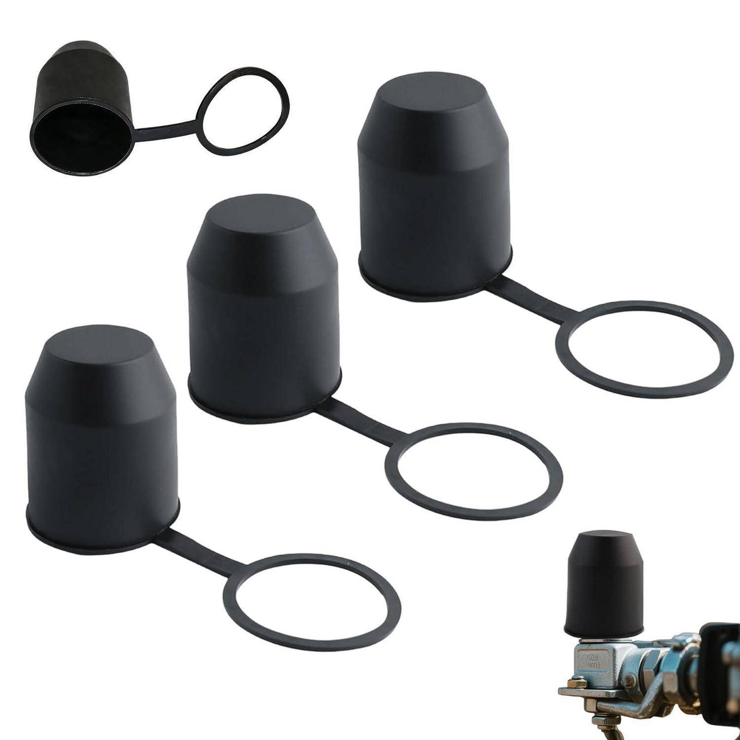 Schwarze Gummi-Schutzkappe mit angebundenem Zugring, in verschiedenen Größen gezeigt und eine an einem Ventil angebracht, zum Schutz von Anschlüssen vor Verschmutzung.