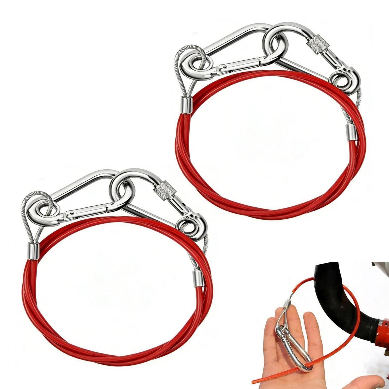 Zwei rote Kabelschlösser mit Metallverschlüssen und eine Hand, die eines an einem Fahrradrahmen befestigt hält, zeigt die Verwendung zur Sicherung.