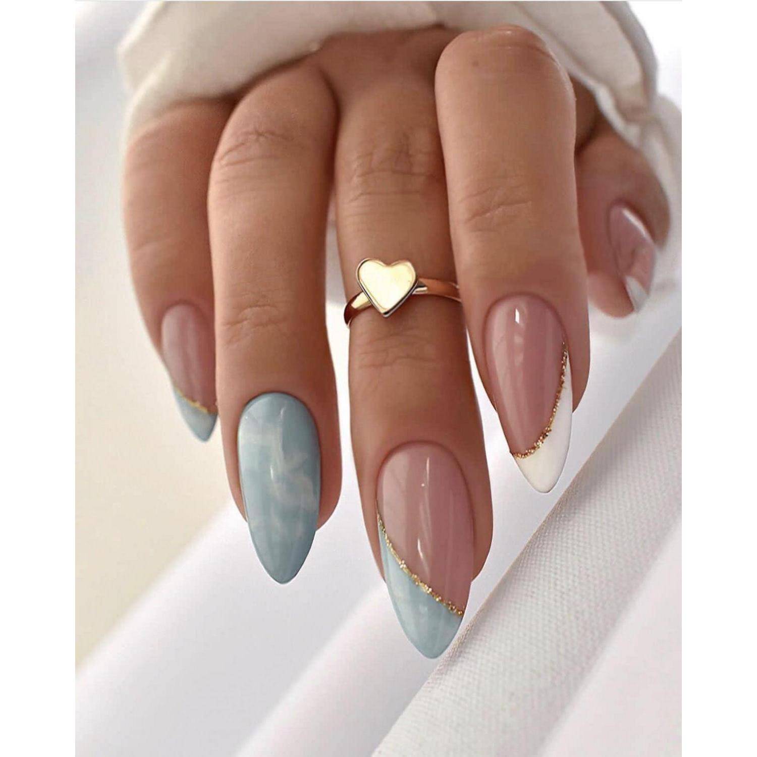 Nahaufnahme einer Hand mit langen mandelförmigen Nägeln in Pastellblau, Rosa und Weiß mit goldenen Akzenten, tragend einen goldenen Herzring.