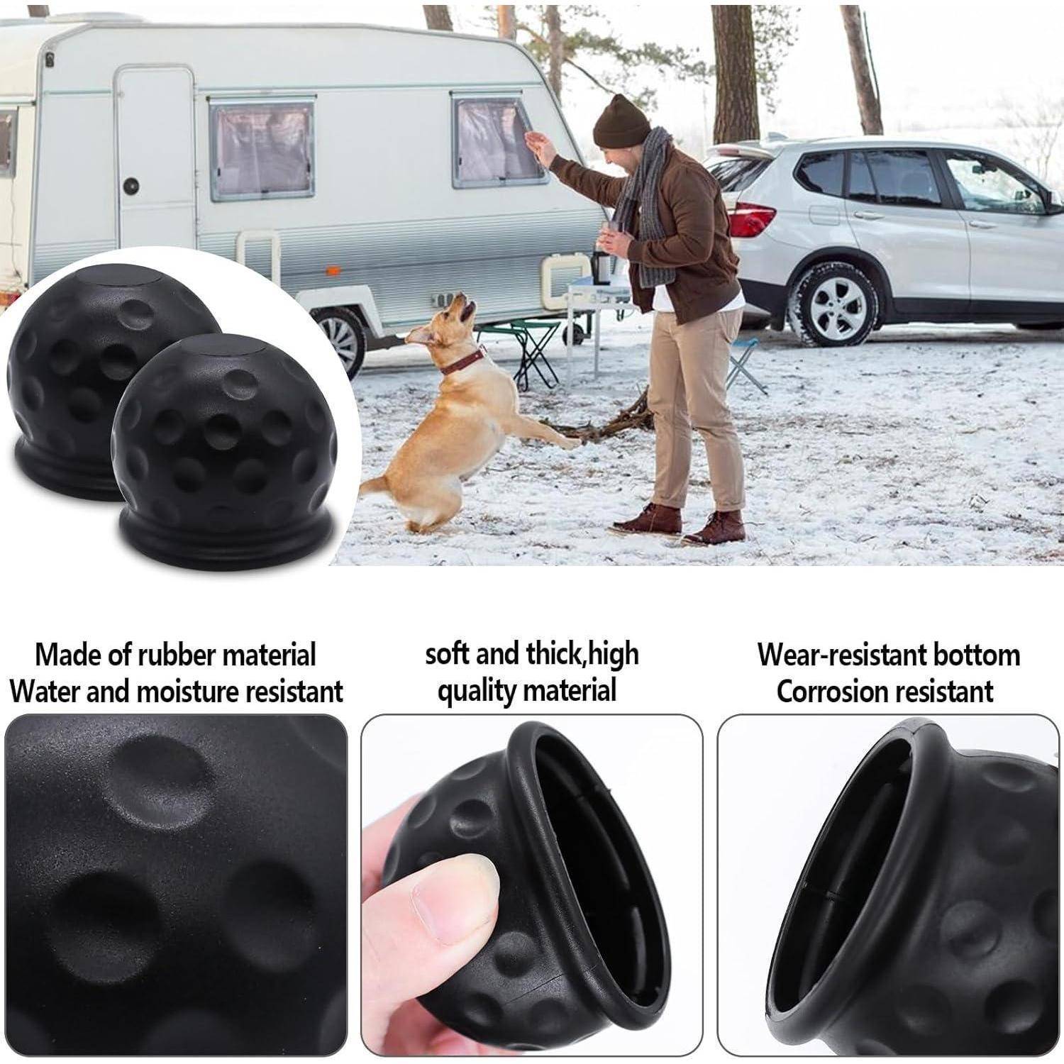 Schwarze Gummi-Hundeschuhe zum Überziehen, gezeigt an einem Hund im Freien im Schnee; Nahaufnahmen zeigen weiches, dickes, wasserfestes, verschleißfestes Material.