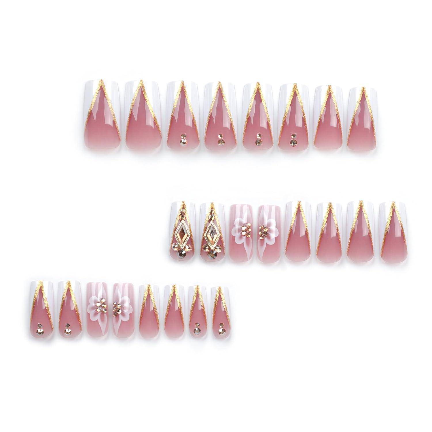 Eine Präsentation von langen rosa Kunstnägeln in mehreren Designs: goldene Glitter-französische Spitzen, klare Strass-Akzente und florale Verzierungen.