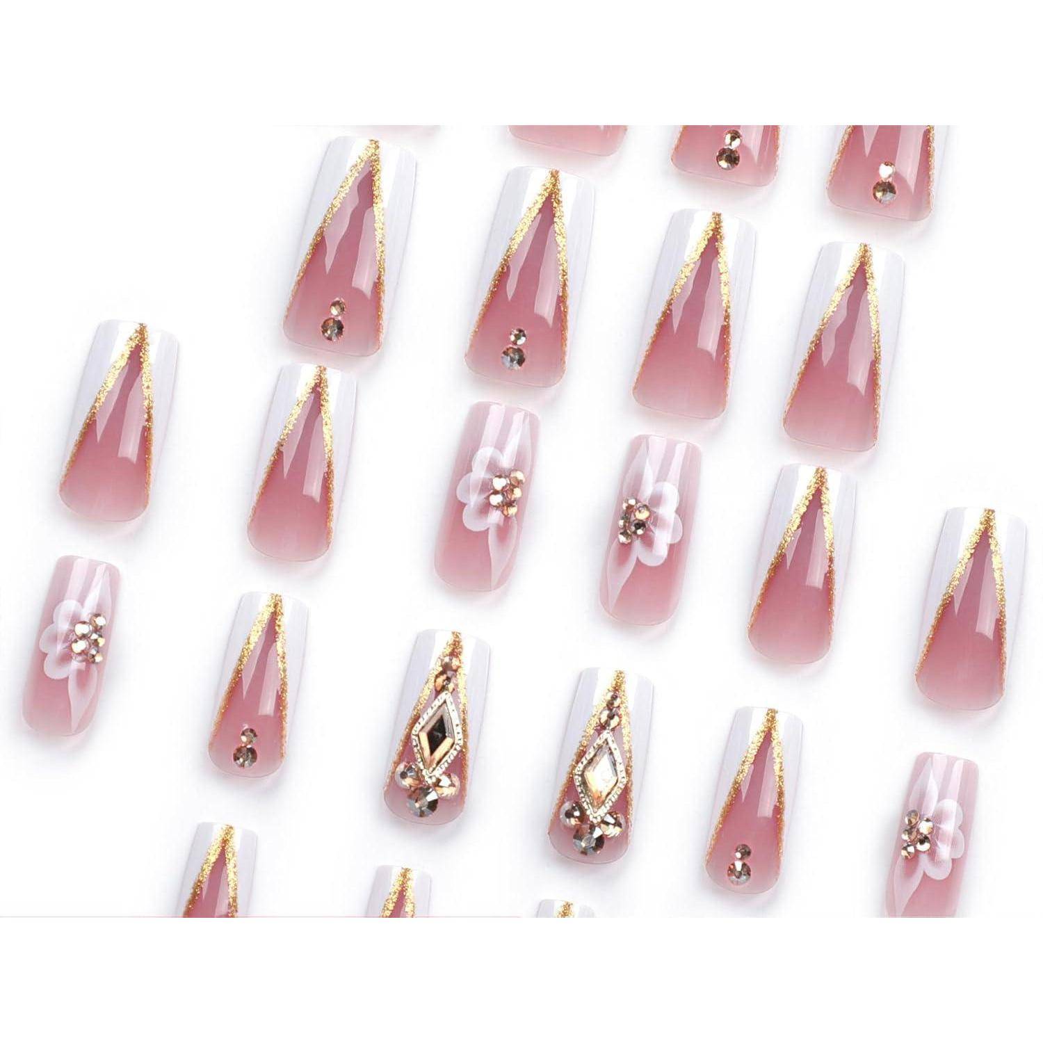 Rosa und weiße Aufklebe-Nageldesigns, die in Reihen angeordnet sind und goldene Glitter-Spitzen, florale Akzente und Strass-Verzierungen auf weißem Hintergrund aufweisen.