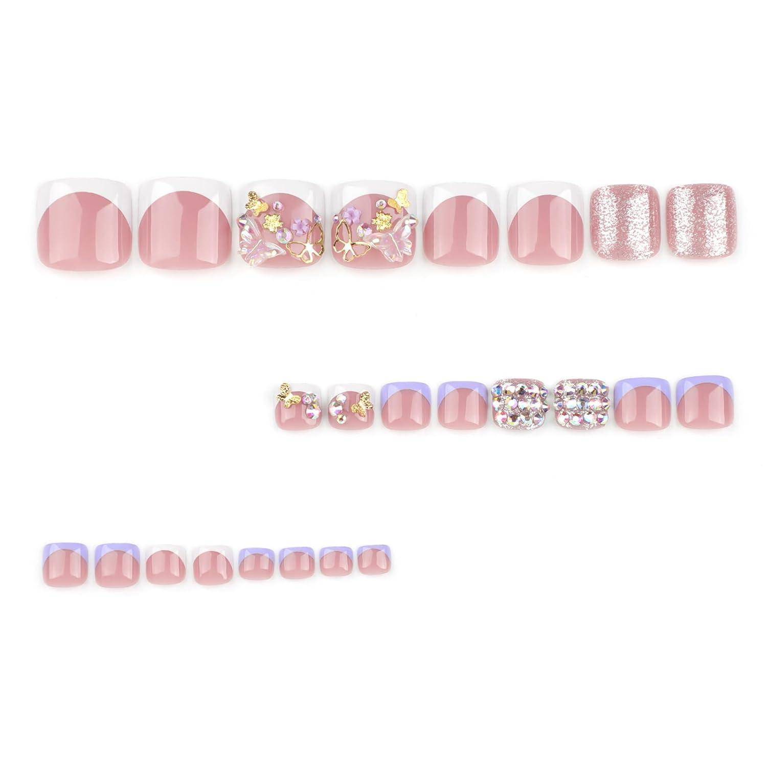 Anzeige von rosa Nageldesigns für Maniküre, einschließlich durchgehender Glanzlack, floraler Akzente, Glitter und schillernder französischer Spitzen auf weißem Hintergrund.