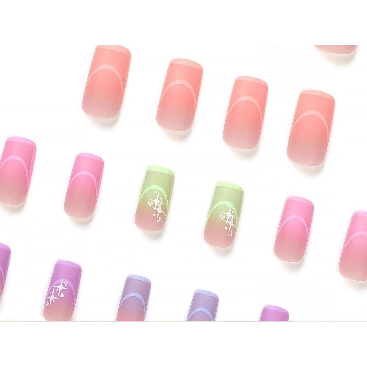 Sortierte pastellfarbene künstliche Nagelspitzen auf weißem Hintergrund, mit rosa, korall, grünen und violetten Designs sowie einigen floralen Akzenten.