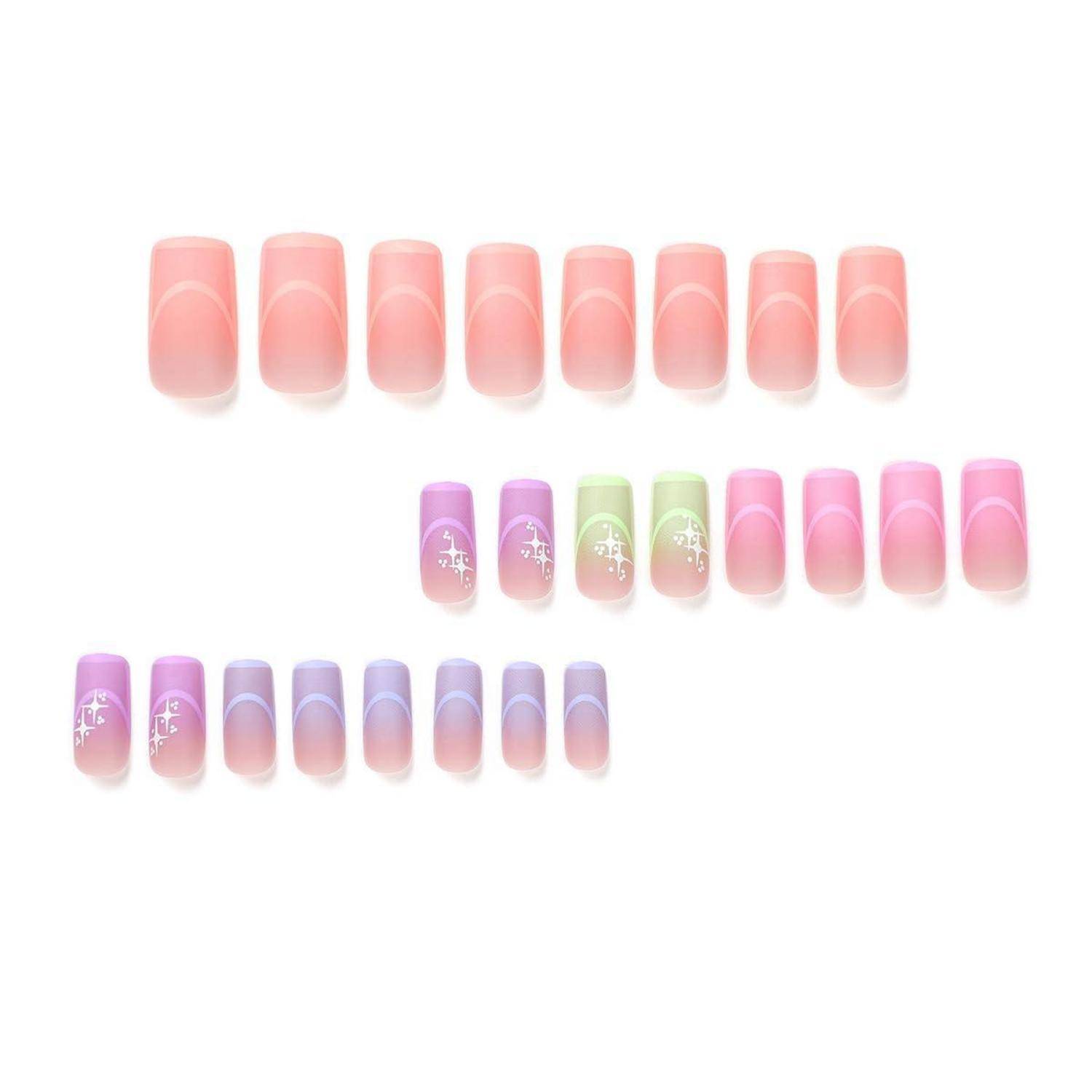 Drei Reihen von Pastell-Kunstnagel-Tipps in Koralle, Rosa, Lila und Grün, einige mit weißen Blumenakzenten, angeordnet auf weißem Hintergrund.