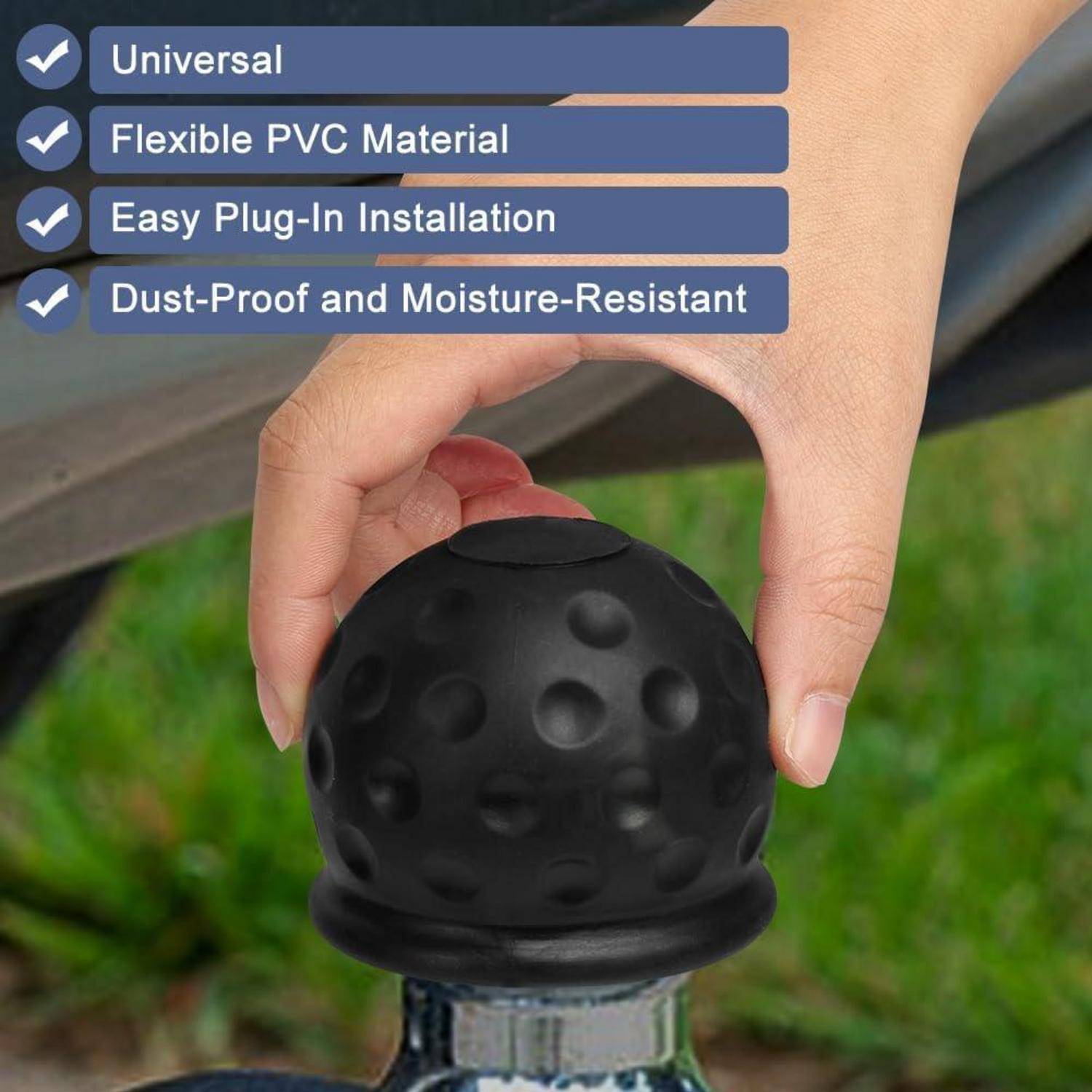 Hand, die eine schwarze gewölbte PVC-Kappe über einen Pfosten setzt; der Text hebt universelle Passform, flexibles Material, einfache Steck-Installation und Staub- und Feuchtigkeitsbeständigkeit hervor.