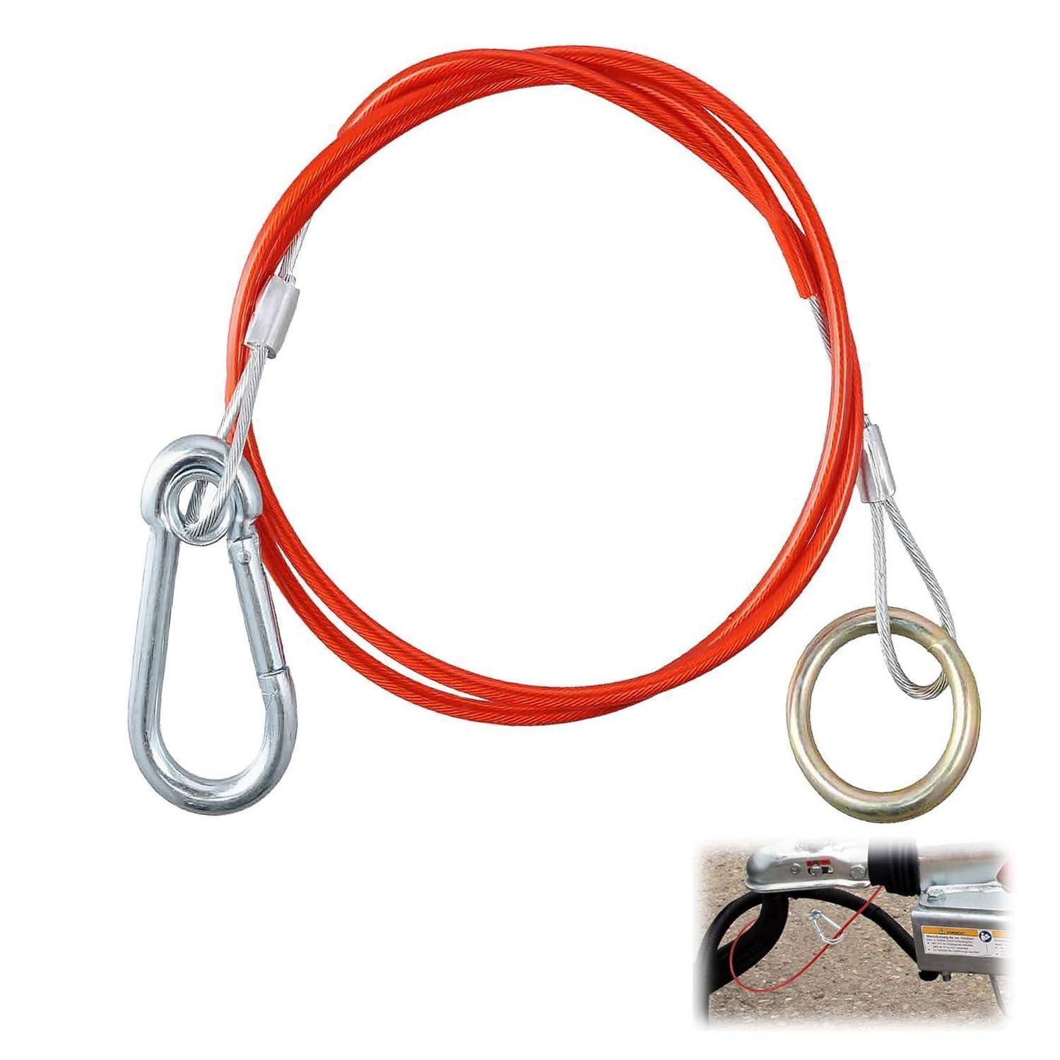 Rotes Sicherheitskabel mit Karabiner und Abschleppöse, dargestellt als Anhängernotfallkabel mit kleiner Vergrößerung der Befestigung an einer Anhängerkupplung.
