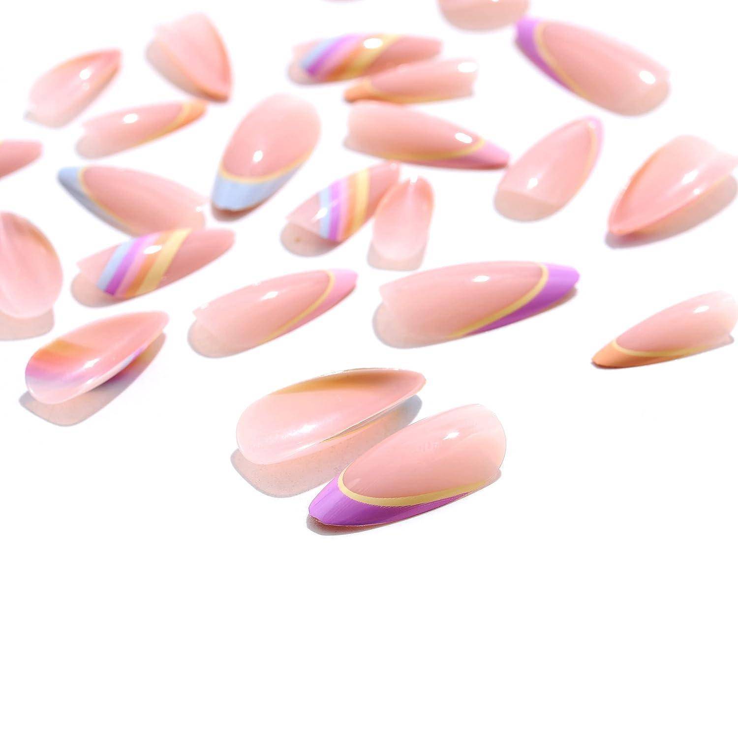 Ein zerstreuter Satz glänzender rosa mandelförmiger Nagelspitzen mit Pastellregenbogen- und lila Akzenten auf weißem Hintergrund.
