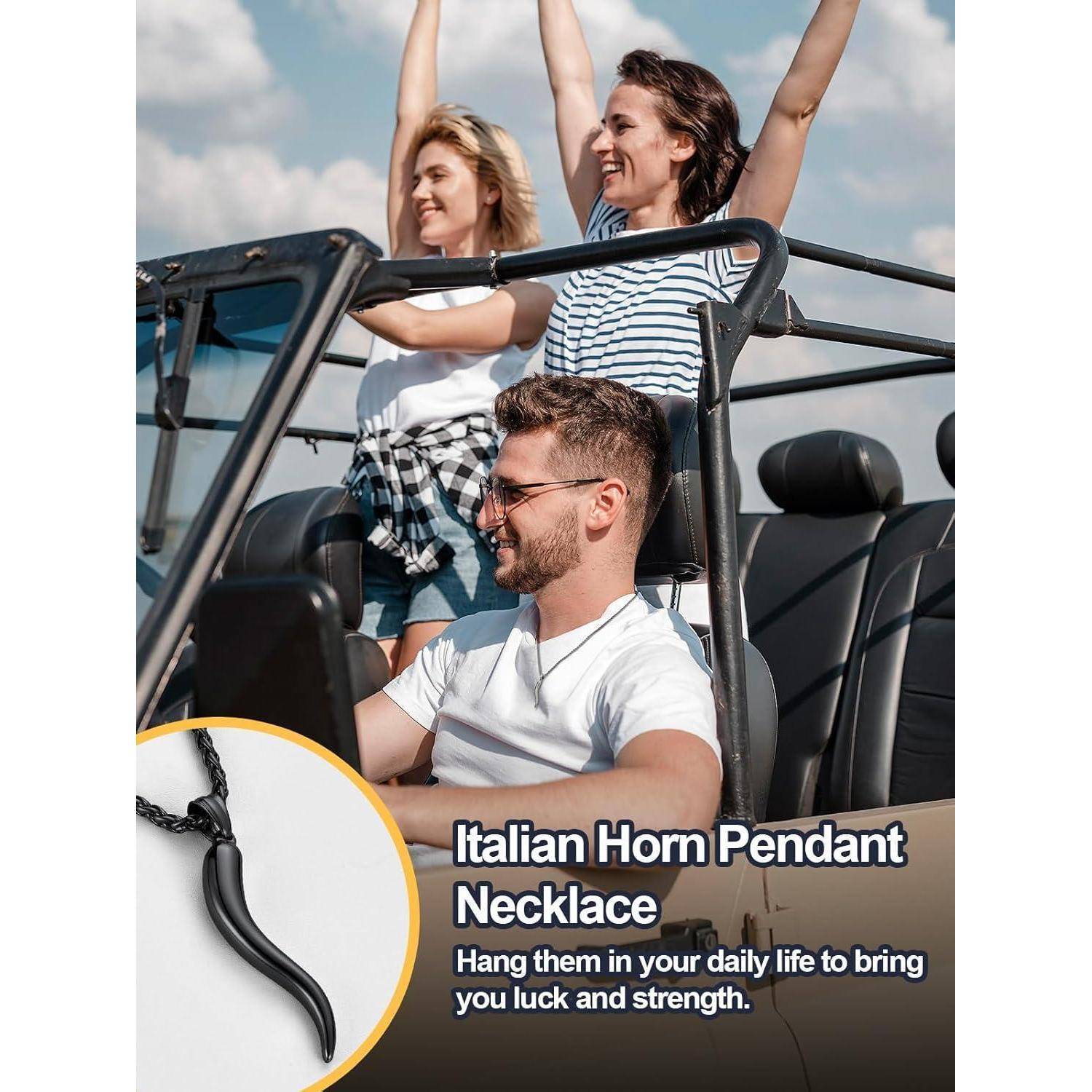 Drei Personen fahren in einem offenen Auto unter blauem Himmel; die Vergrößerung zeigt ein schwarzes Hornanhänger-Halskette mit dem Text „Italian Horn Pendant Necklace