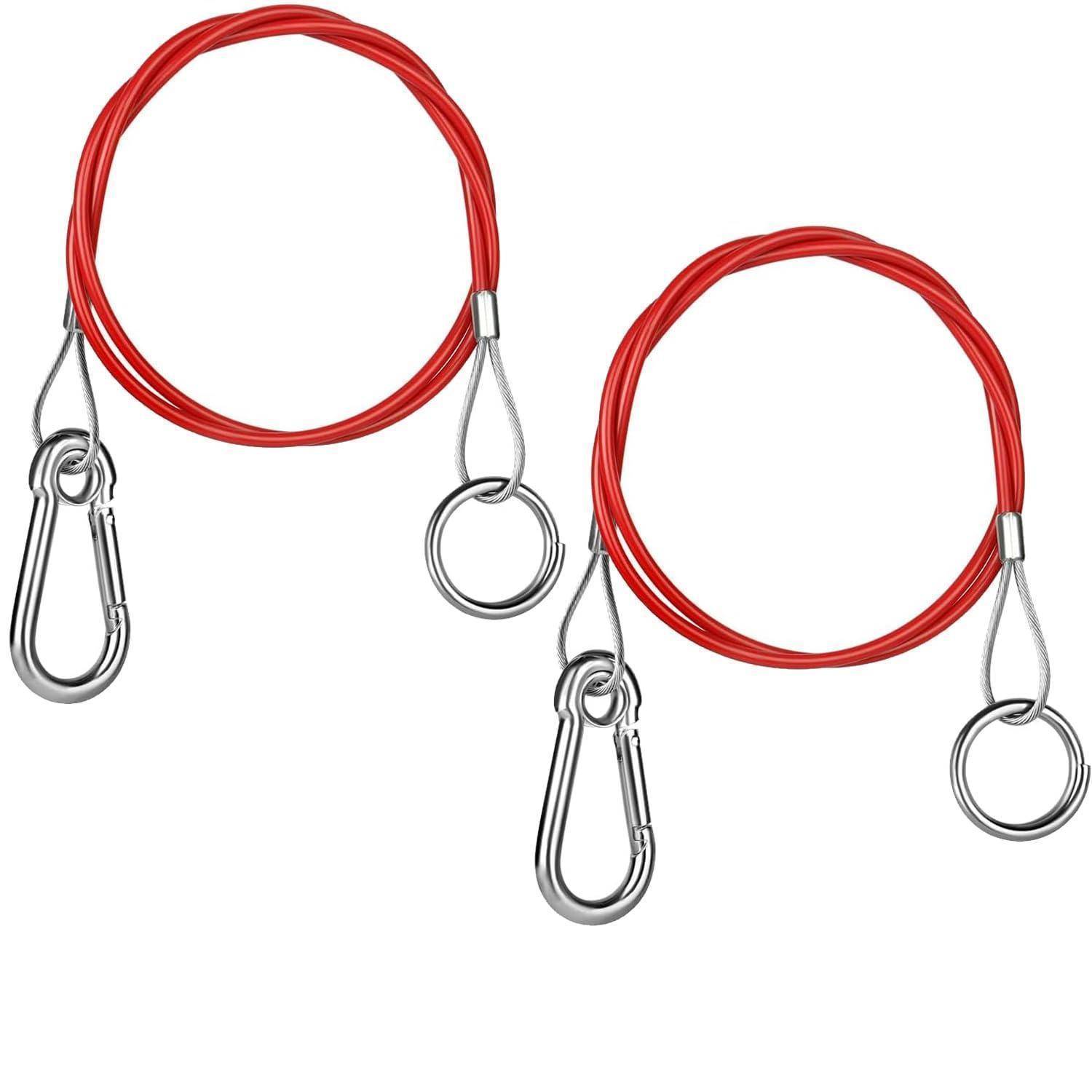 Zwei rote Drahtseile mit Metallclips und Ringen, dargestellt als ein Paar Sicherheitskabel auf weißem Hintergrund.